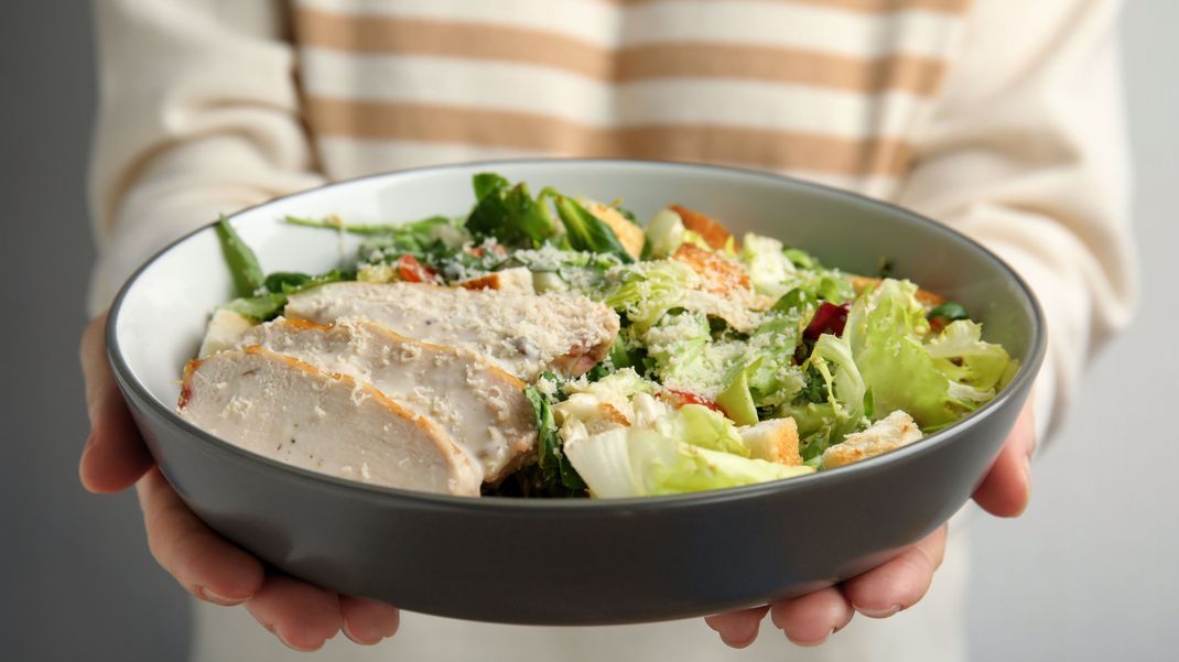 Mit Salat, Fisch und Eiern bist du in deiner Low Carb Diät bestens versorgt.