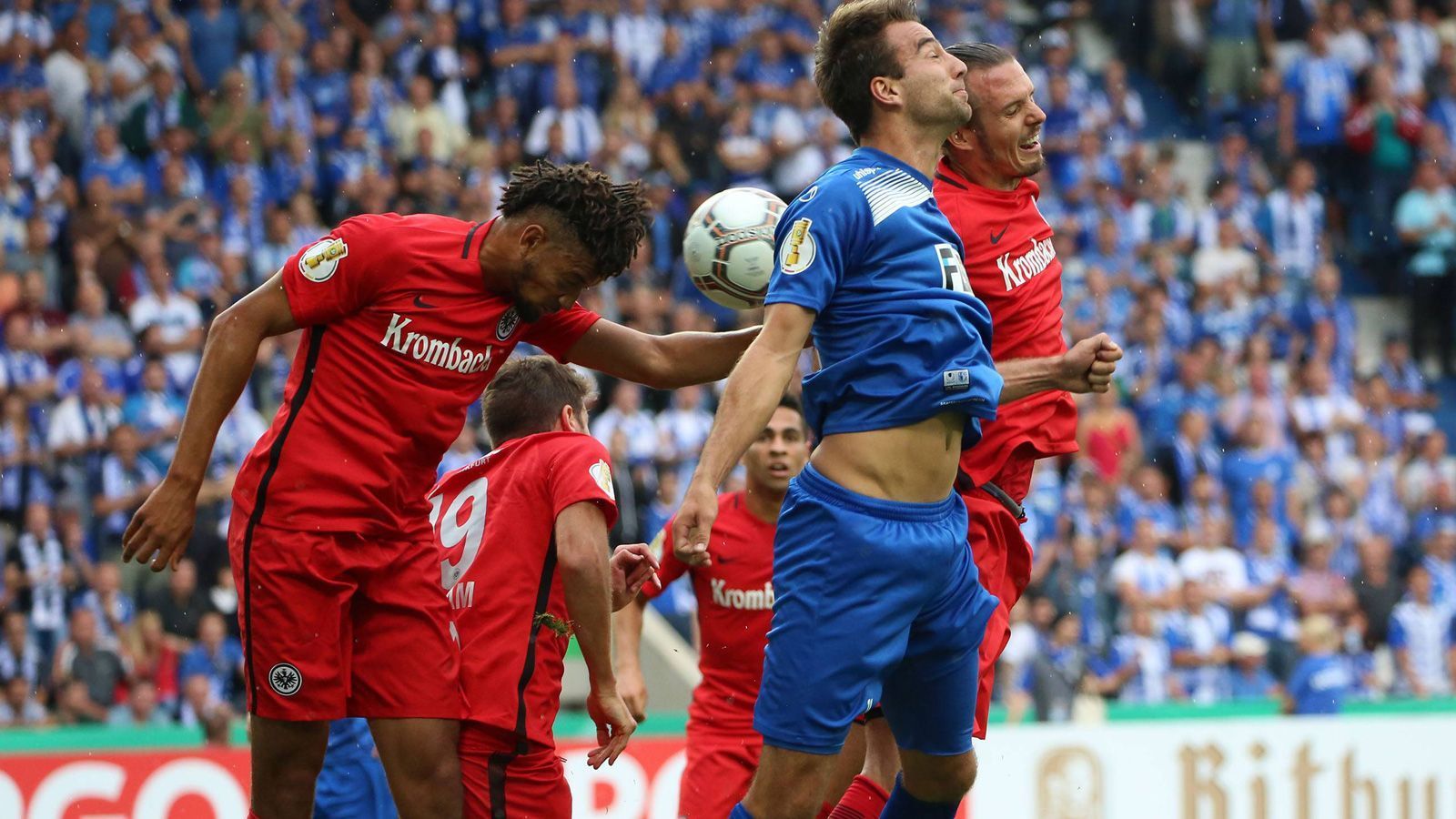 
                <strong>1. FC Magdeburg - Eintracht Frankfurt </strong><br>
                Der Zweitliga-Aufsteiger spielt hingegen vor einem lautstarken Heimpublikum, eine Partie gegen einen amtierenden Europa-League-Sieger dürfte für nicht wenige Spieler ein Karriere-Highlight sein. Dazu kommt Frankfurts Pokalhistorie: In den letzten fünf Jahren war die Mannschaft zweimal im Finale, einmal im Halbfinale, schied aber auch zweimal gegen unterklassige Gegner in der ersten Runde aus. Schwarz oder weiß, dazwischen scheint es für die Eintracht im Pokal nichts zu geben. Es wird spannend, welches Gesicht die mit zahlreichen Neuzugängen bestückte Frankfurter Mannschaft in Magdeburg zeigt. Die Partie gab es übrigens 2016/17 schon mal in der ersten Runde, damals setzte sich die Eintracht mit Vereinslegende Alex Meier (r.) dramatisch im Elfmeterschießen mit 4:3 durch, im Stadion kam es zu Ausschreitungen.
              