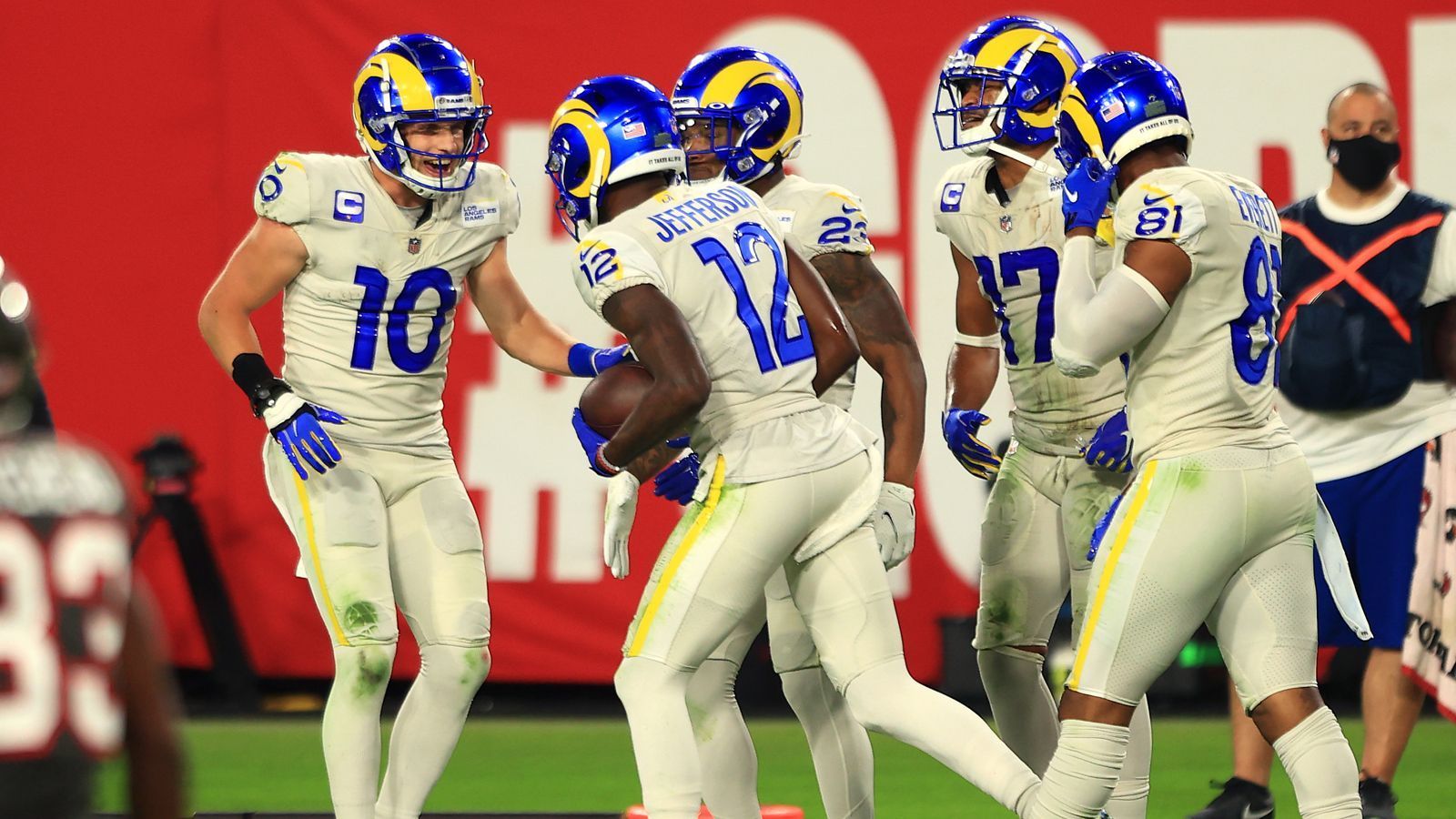 
                <strong>Passing Offense: Los Angeles Rams - 33 Punkte</strong><br>
                Jared Goff und der Passangriff der Los Angeles Rams haben beim 27:24-Sieg gegen die Tampa Bay Buccaneers aus allen Rohren gefeuert. Aus 51 Würfen machte der Rams-Quarterback 376 Yards und drei Touchdowns. Wenn Ihr auf die Passing Offense der Rams gesetzt habt, waren Euch satte 33 Punkte sicher.
              