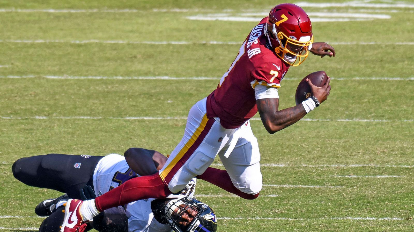 
                <strong>Verlierer: Dwayne Haskins (Washington Football Team)</strong><br>
                Trotz der bisherigen Bilanz von 2-5 hielt sich das Washington Football Team während der Trade-Deadline zurück. Somit steht fest, dass Dwayne Haskins weiterhin in der US-Hauptstadt bleibt und sich seinen Platz auf dem Feld wieder erkämpfen muss. Der Erstrundenpick aus dem Jahr 2019 galt nach seiner Degradierung zum Backup-Quarterback als heißer Kandidat für einen Trade und hätte in einem neuen Team endlich sein Talent unter Beweis stellen können. Nachdem ein Wechsel ausblieb, wird sich der 23-Jährige erstmal wieder hinter Kyle Allen und Alex Smith anstellen müssen.
              