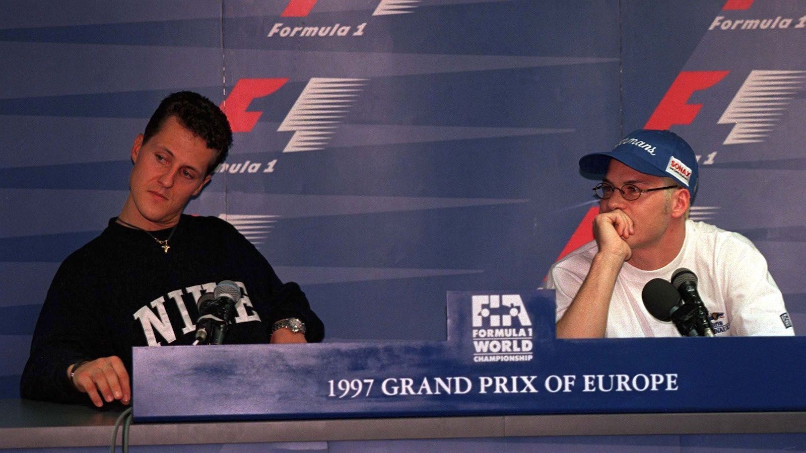 
                <strong>1997, Jerez: Michael Schumacher vs. Jaques Villeneuve</strong><br>
                Michael Schumacher liegt in der WM-Fahrerwertung vor dem letzten Rennen in Jerez einen einzigen Punkt vor Williams-Pilot Jaques Villeneuve. Der Deutsche führt das Rennen für insgesamt 40 Runden an. In Runde 48 will der schnellere Villeneuve Schumi in der Dry-Sack-Kurve überholen. Schumacher macht die Tür zu - die beiden kollidieren. Während Villeneuve weiterfahren kann, muss Schumi aufgeben. Der Kanadier wird Weltmeister, Schumacher werden nach dem Rennen sämtliche WM-Punkte aberkannt.
              