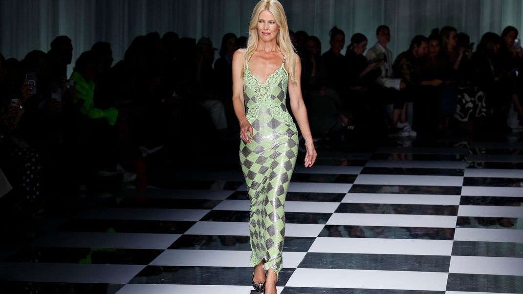 Ein echter Hingucker: Überraschend schließt das ehemalige Supermodel Claudia Schiffer die Frühjahrs-Show 2024 von Versace.