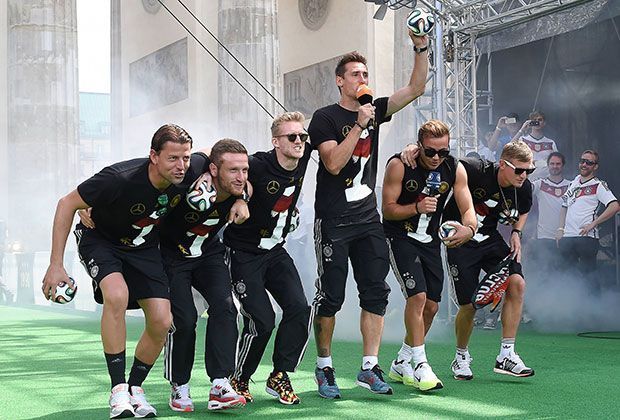 
                <strong>15.7.2014: Der "Gaucho-Tanz"</strong><br>
                Doch das WM-Finale ist noch nicht der Schlusspunkt der Rivalität. Denn beim Empfang in Berlin sorgen die Weltmeister mit dem "Gaucho-Tanz" auch außerhalb des Rasens für viel Aufregung. Ob die Argentinier deshalb am Mittwoch mit besonders viel Wut im Bauch in die Partie gehen?
              