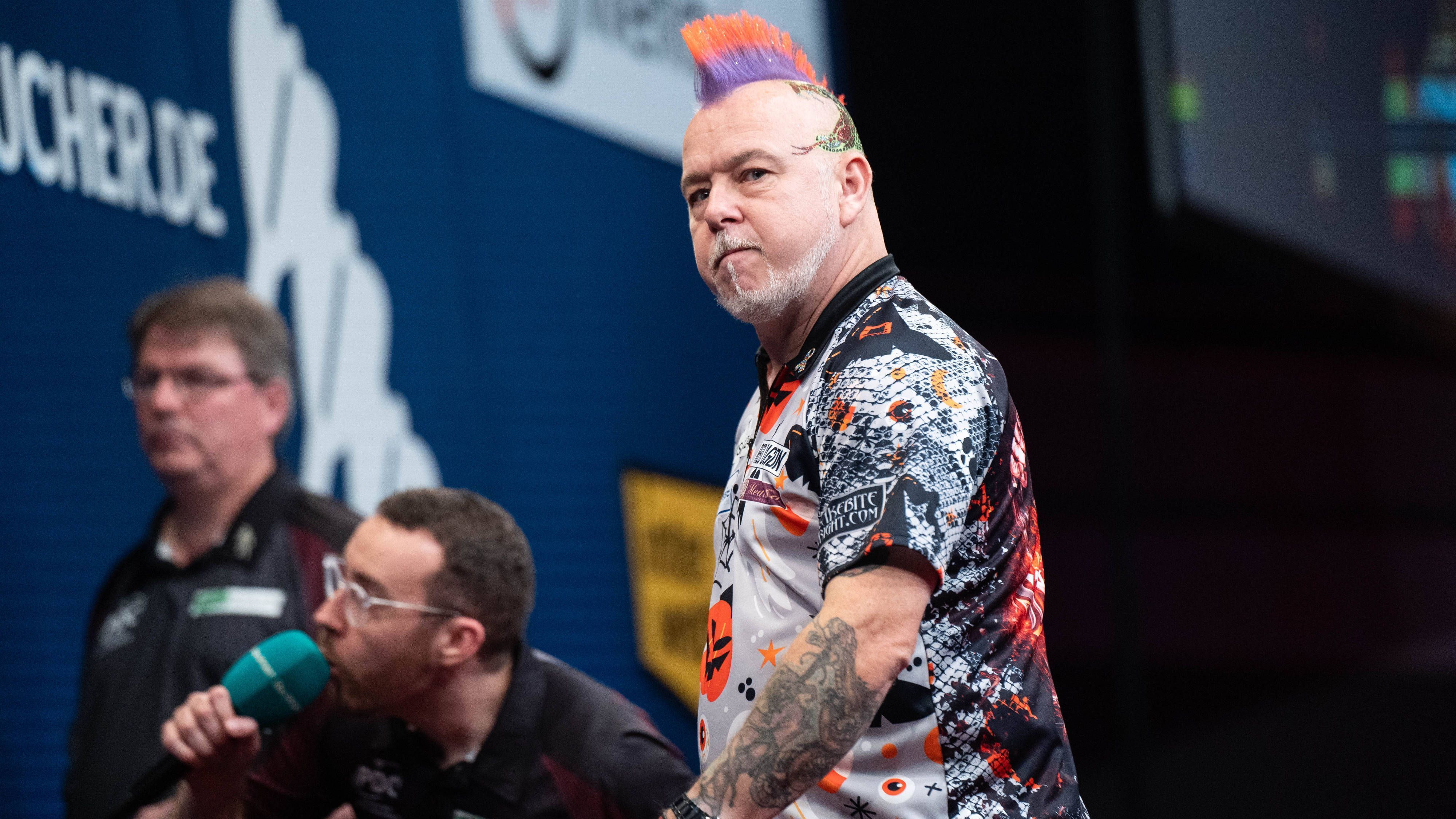 <strong>Darts-WM: Größe Aufreger der Geschichte</strong><br>Mit seiner <a data-li-document-ref="477192" href="https://www.ran.de/sports/darts/darts-wm/news/darts-wm2025-rob-cross-entschuldigt-sich-fuer-obszoene-geste-477192">Geste während des Duells gegen Scott Williams sorgte Rob Cross</a> für den ersten großen Aufreger bei der <a href="https://www.ran.de/sports/darts/darts-wm">Darts-WM 2025</a> (<a href="https://www.joyn.de/play/live-tv?channel_id=115&amp;from=%2Flive-tv%2Fsport1&amp;utm_medium=referral&amp;utm_source=www.ran.de&amp;utm_campaign=joynlinkout&amp;utm_content=textlink_live_format&amp;utm_term=channel_live_tv">im Livestream auf Joyn</a>). In der Historie der Darts-WM war das aber längst nicht der erste Eklat. <em><strong>ran</strong></em> hat einige Skandale und Ausraster aufgelistet.