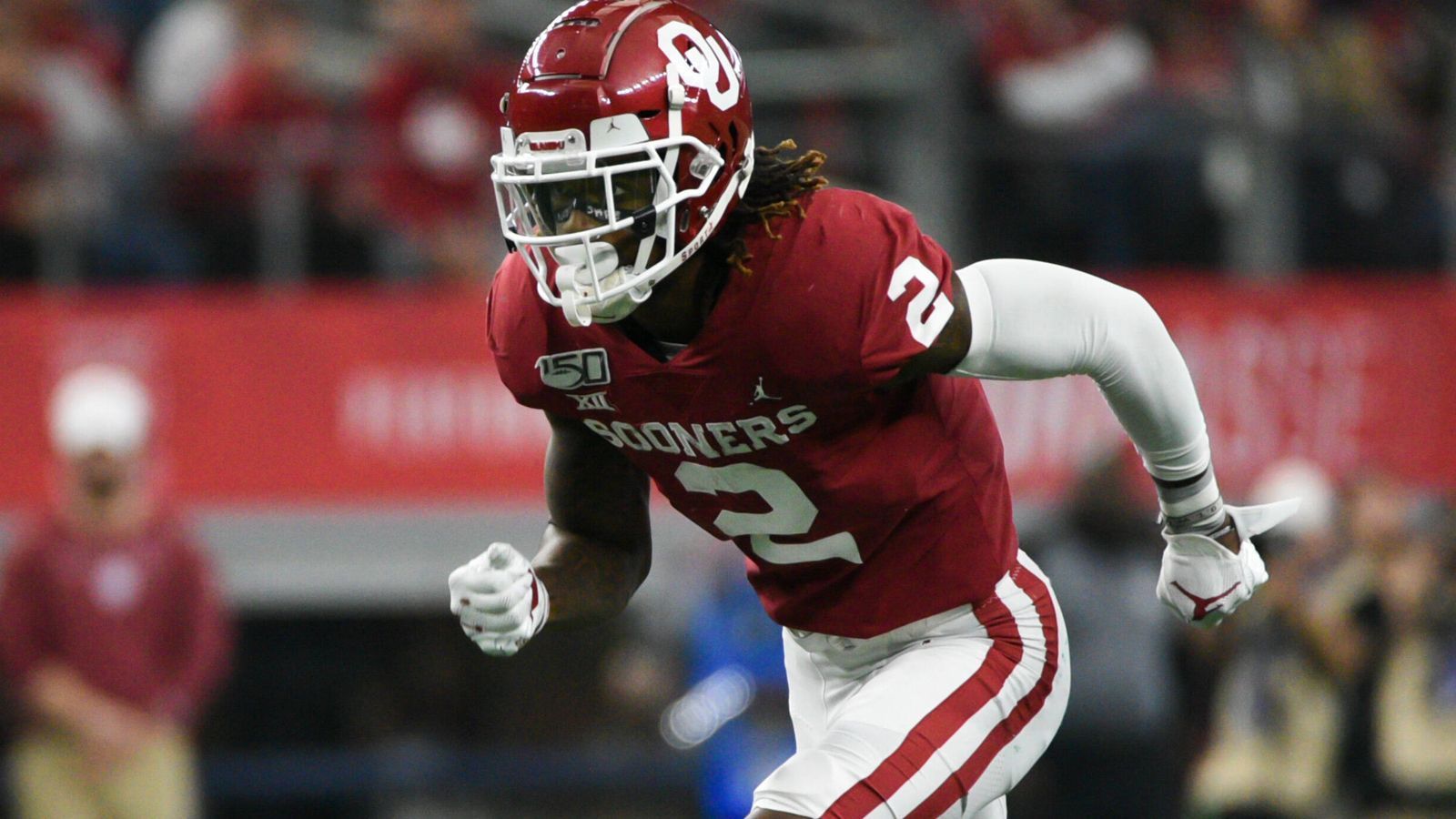 
                <strong>CeeDee Lamb lädt zum Klassentreffen</strong><br>
                Es ist ja schon nicht übel, dass CeeDee Lamb bei den Oklahoma Sooners mit zwei Heisman-Gewinnern zusammengespielt hat. Insgesamt waren es drei Signal Caller, von denen der Wide Receiver die Pässe gefangen hat. Und alle drei sieht er 2020 mit seinen Dallas Cowboys wieder: Zuerst Baker Mayfield (Cleveland Browns), dann Kyler Murray (Arizona Cardinals) und dann auch Jalen Hurts (Philadelphia Eagles), der wie Lamb im Draft 2020 ausgewählt wurde.
              