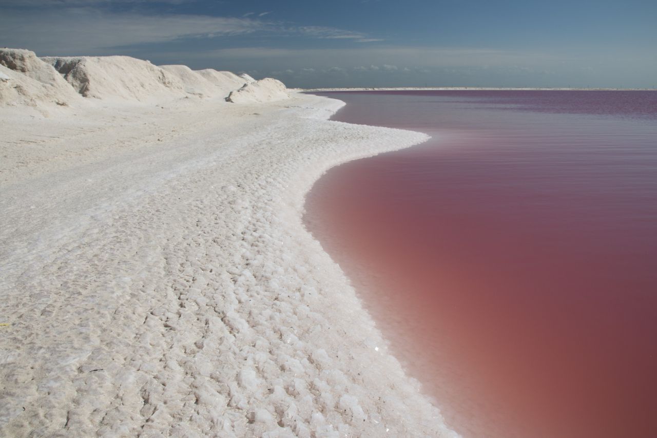Las Coloradas, Mexiko: Die Lagune mit ihren XL-Teichen auf der Halbinsel Yucatán dient der Salzgewinnung. Die darin lebenden Algen und Krebse produzieren Betacarotin. Der Stoff färbt das Wasser pink - und auch die Flamingos vor Ort, die die Kleinstlebewesen verspeisen. 