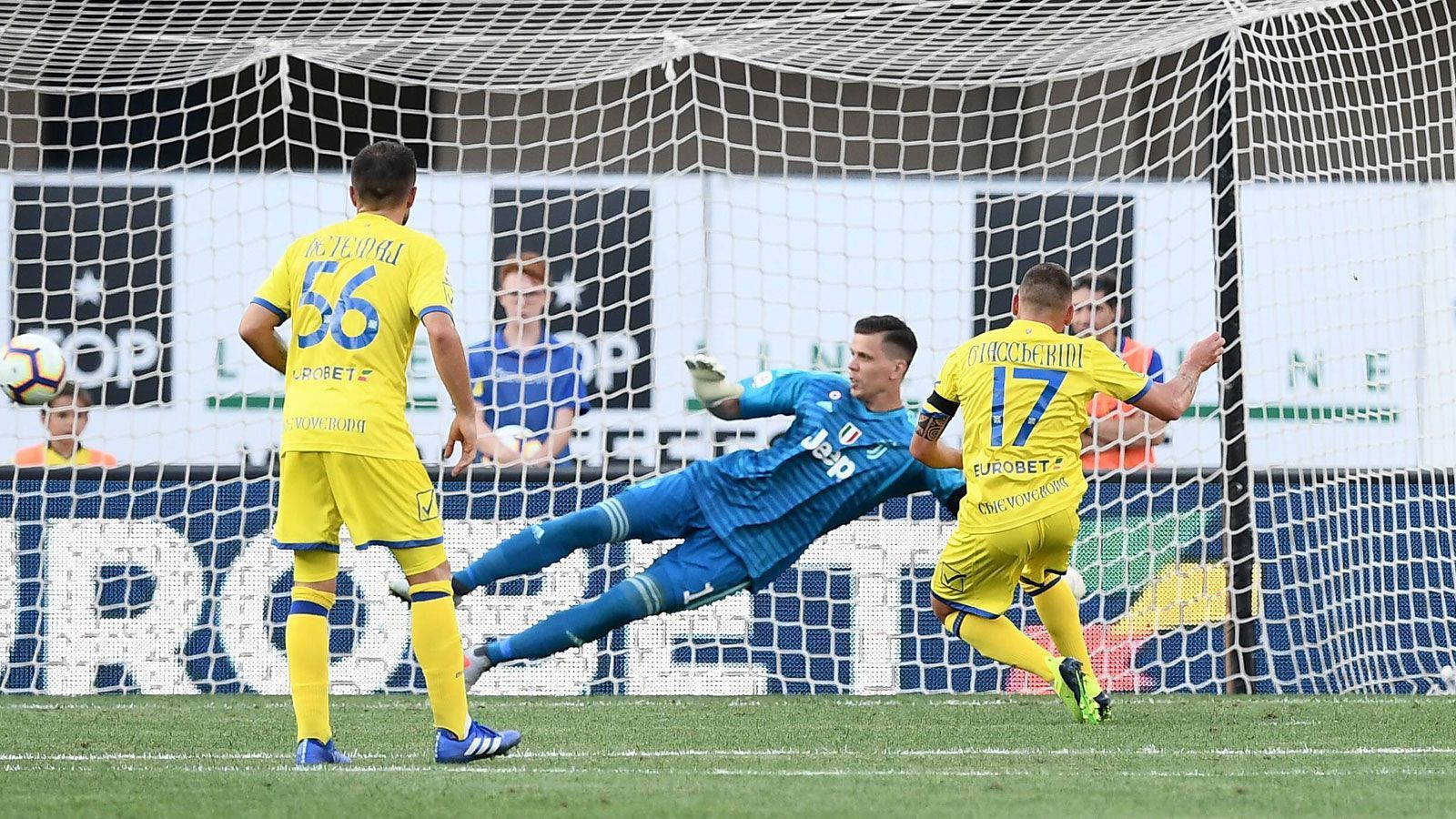 
                <strong>Emanuele Giaccherini </strong><br>
                Und dann lag Chievo plötzlich vorn. Cancelo foult Giaccherini, der verwandelte den anschließenden Elfmeter selbst.
              