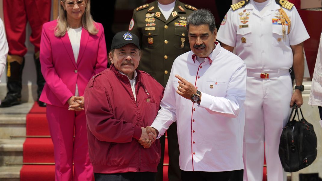 Daniel Ortega (l), Präsident von Nicaragua, drückt Nicolás Maduro, Präsident von Venezuela, die Hand zu Beginn eines Gipfeltreffens der Bolivarischen Allianz für die Völker Unseres Amerikas (Alba) im Präsidentenpalast Miraflores in Caracas.