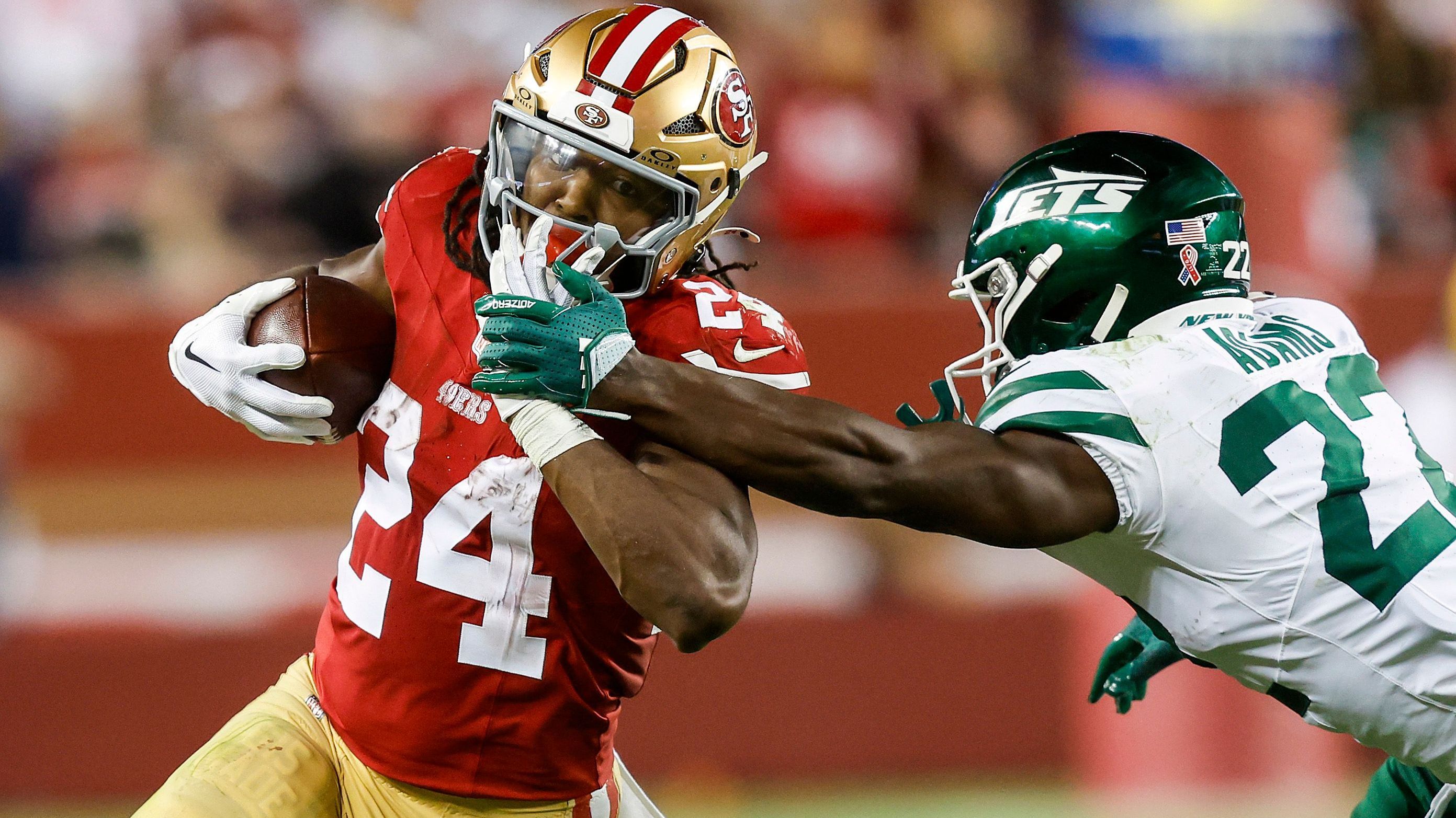 <strong>49ers und Jets sorgen für "Scorigami" - Was ist das?</strong><br> In Week 1 der neuen NFL-Saison war wieder "Scorigami"-Time! Die San Francisco 49ers und die New York Jets sorgten mit dem 32:19 für ein noch nie dagewesenes Endergebnis in der NFL-Geschichte. Es war Nummer 1085. Da stellt sich die Frage: Warum gibt es so viele unterschiedliche Ergebnisse im American Football?