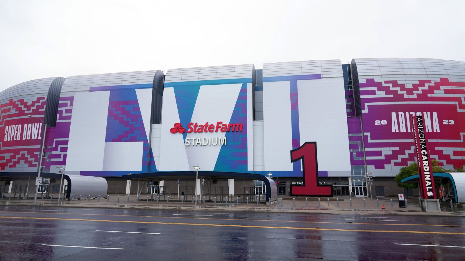 <strong>Super Bowl 2023: Die Preise für Tickets, Hotels und Essen  </strong><br>
                Der Super Bowl 2023 ist das größte Einzelsport-Event der Welt und wahrlich kein billiges Vergnügen. In diesem Jahr ist alles rund um das Endspiel der NFL zwischen den Kansas City Chiefs und Philadelphia Eagles (JETZT live auf ProSieben und ran.de)&nbsp;noch teurer geworden. Egal ob Tickets, Hotels oder Snacks im Stadion – die Preise explodieren förmlich. ran zeigt euch, was eine Eintrittskarte, Übernachtungen in Hotels, Snacks und Bier beim Super Bowl 57 in Glendale, Arizona kosten.<br>Auch interessant: <a data-li-document-ref="494340" href="https://www.ran.de/sports/american-football/nfl/news/super-bowl2025-ticketpreise-in-new-orleans-fallen-vor-kickoff-deutlich-494340">Super Bowl 2025: Ticketpreise im freien Fall!</a><br>Und: <a data-li-document-ref="494849" href="https://www.ran.de/sports/american-football/nfl/news/super-bowl2025-preise-im-nfl-fanshop-helm-der-kansas-city-chiefs-fuer-mehr-als3000-dollar-494849"><em>Super Bowl 2025: Preise im NFL-Fanshop - Helm der Kansas City Chiefs für mehr als 3.000 Dollar</em></a>