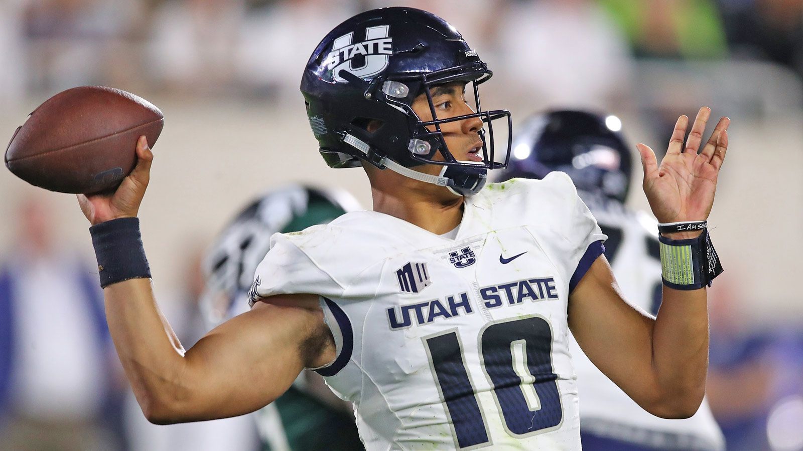 
                <strong>Jordan Love (Utah State) </strong><br>
                Zugegeben, bei Jordan Love scheint alles möglich zu sein. Sowohl als Erstrunden-Pick als auch als Third Rounder wird er momentan gehandelt. In der vergangenen College-Saison kam Love auf 3402 Yards und 20 Touchdowns, allerdings unterliefen ihm auch 17 Interceptions. Er hat einen starken Arm und kann die Bälle wie einen Laser über den Platz feuern. Zusätzlich kann Love die Bälle auch mit viel Gefühl zu seinen Receivern werfen, was diesen die Catches deutlich erleichtert. Auch mit dem Laufspiel wird er einige Defenses vor Probleme stellen können. Er selbst vergleicht seinen Arm mit dem von Super-Bowl-MVP Patrick Mahomes, seinen gesamten Spielstil ordnen die Experten einer Kategorie wie der von Blake Bortles zu. Sollte er seine Schwächen frühzeitig abstellen können, hat der 21-Jährige das Potenzial für eine Starter-Rolle. 
              