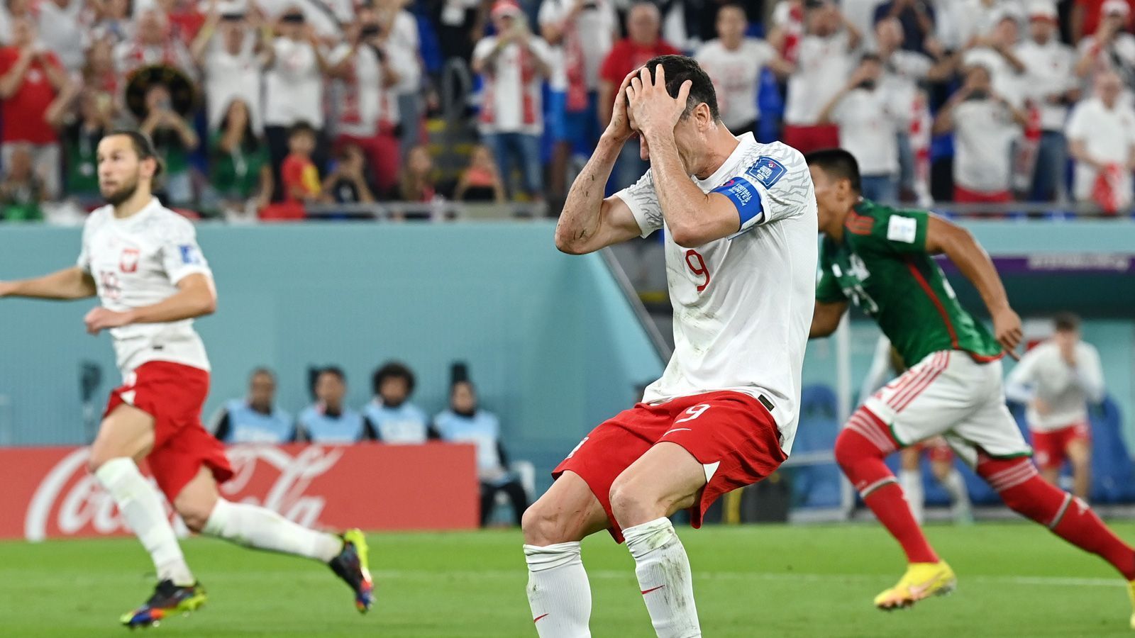 
                <strong>Lewandowski-Watch: So schlug sich Polens Stürmer gegen Mexiko</strong><br>
                Lewandowski kann es nicht fassen! Sein persönlicher WM-Fluch geht weiter. Er bleibt ohne Treffer. Eine alte Fußballweisheit besagt, dass der Gefoulte niemals selbst schießen sollte. Ob Lewandowski diesen Spruch kennt?
              