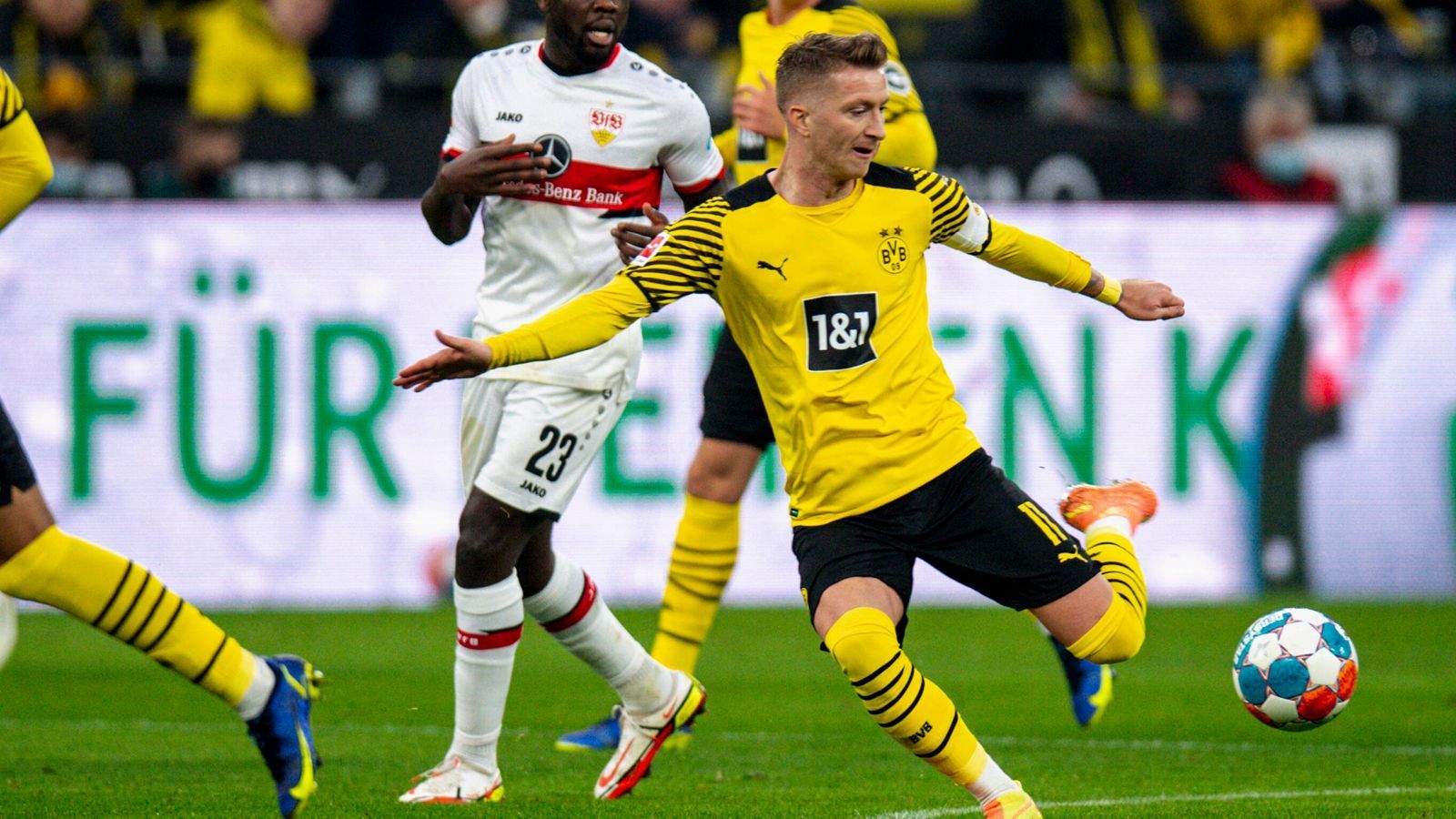 
                <strong>Marco Reus </strong><br>
                Ein Freistoß von ihm ist die erste gefährliche BVB-Aktion, ansonsten eine blasse erste Hälfte des Dortmunder Kapitäns. Auch im zweiten Durchgang lange Zeit nur bei Standards wirklich zu sehen. Erst in der Schlussphase dreht er auf und belohnt sich mit dem Siegtreffer per Konter nach einer Stuttgarter Ecke. ran-Note: 3
              