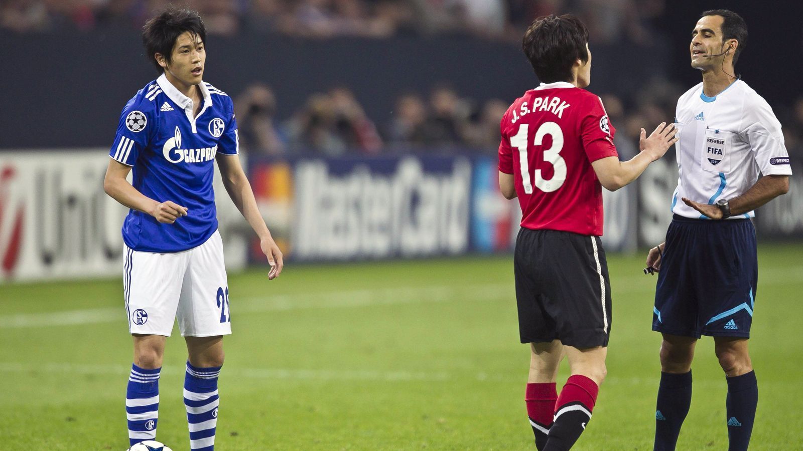 
                <strong>Atsuto Uchida</strong><br>
                Der japanische Publikumsliebling Atsuto Uchida kam 2010 als einer von so vielen Spieler unter Felix Magath nach Gelsenkirchen und der damalige No-Name blieb als einer der wenigen Magath-Transfer danach langfristig auf Schalke. Bis 2017 lief der Rechtsverteidiger für S04 auf. Insgesamt bestritt Uchida stattliche 153 Pflichtspiele für Schalke, wechselte später im Jahr 2017 innerhalb Deutschlands zum damaligen Zweitligisten Union Berlin. Danach kehrte der Japaner in seine Heimat zurück, wo er für die Kashima Antlers kickte. Mit 32 Jahren beendete der 72-malige Nationalspieler im Sommer 2020 seine Laufbahn.
              