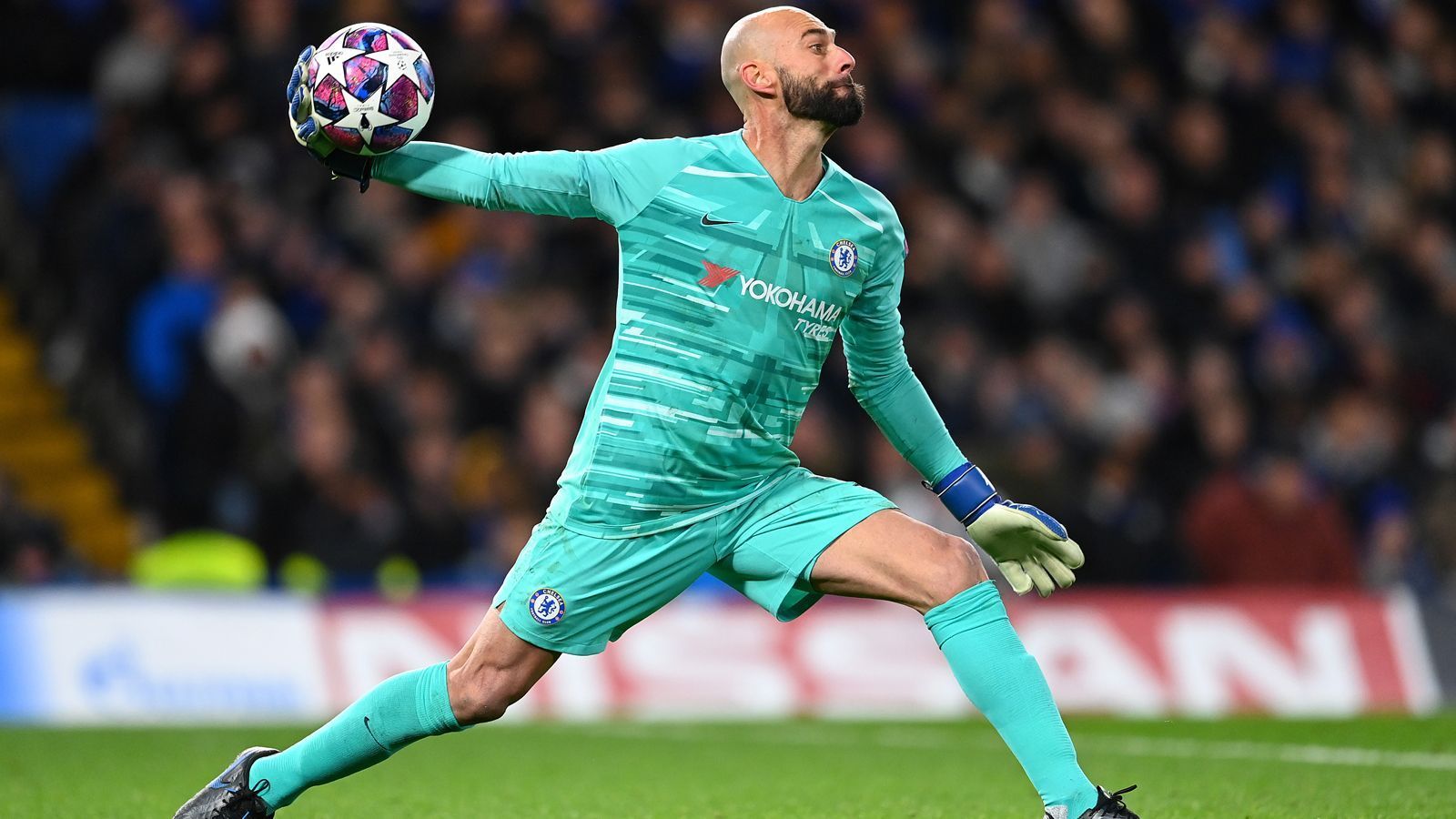 
                <strong>Willy Caballero</strong><br>
                Der 38-jährige Argentinier wurde zuletzt erneut zur Nummer 1 befördert, nachdem sein Konkurrent Kepa immer wieder patzte und wohl keine Zukunft bei Chelsea hat. In der laufenden Saison kam Caballero zu 13 Pflichtspiel-Einsätzen für die Londoner, stand unter anderem auch im Achtelfinal-Hinspiel gegen die Bayern zwischen den Pfosten. In der Premier League ist Caballero durch seinen Einsatz am 38. Spieltag gegen Wolverhampton (2:0) mit 38 Jahren, neun Monaten und 28 Tagen sogar der mit Abstand älteste Spieler der Spielzeit 2019/20, der in Englands Oberhaus auf dem Platz stand.
              