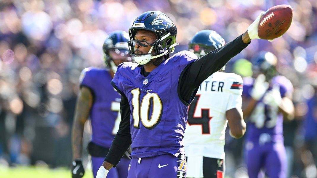 Baltimore Ravens wide receiver Deandre Hopkins 10 gestures after a first down against the Houston Texans during the first quarter at M&T Bank Stadium in Baltimore, Maryland, on Sunday, October 5, 2025. PUBLICATIONxNOTxINxUSA BAL20251005118 DAVIDxTULIS