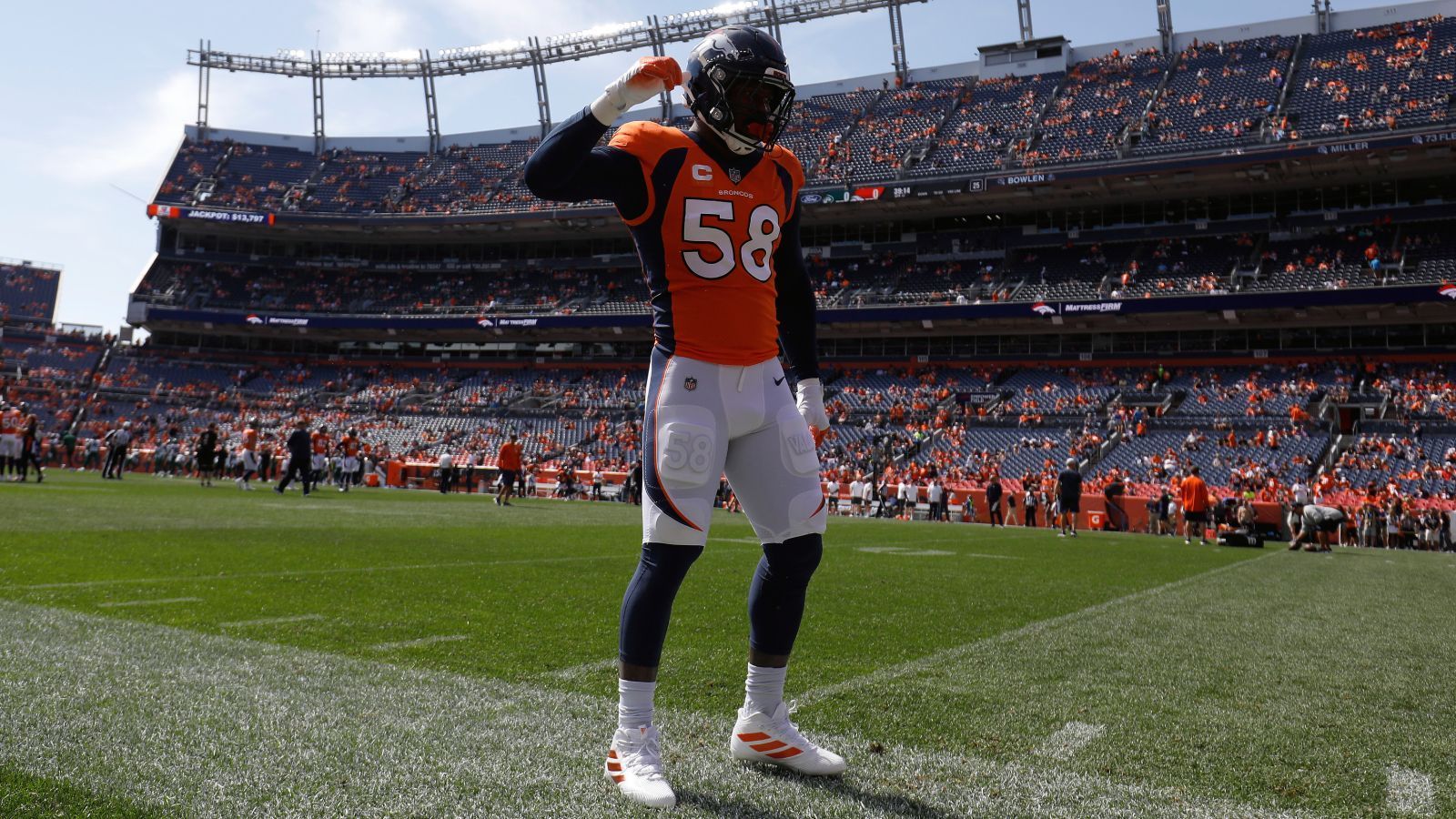 
                <strong>Gewinner: Von Miller (Los Angeles Rams)</strong><br>
                Von Miller gehört zu den besten Spielern in der Geschichte der Denver Broncos. Spätestens nach seiner Performance im Super Bowl 50, bei dem er zwei Fumbles verursachte und MVP des Spiels wurde, war er in Mile High eine Legende. Nach zehn Jahren verlässt Miller seine Broncos und darf sich nun auf sein neues Team, die LA Rams, freuen. Warum Miller ein Gewinner ist? Er spielt künftig an der Seite von Leonard Floyd und Aaron Donald, was sehr viel mehr Eins-gegen-eins-Duelle ermöglicht und somit potentiell mehr Gelegenheiten für Miller, seine Extraklasse im Pass Rush unter Beweis zu stellen.
              