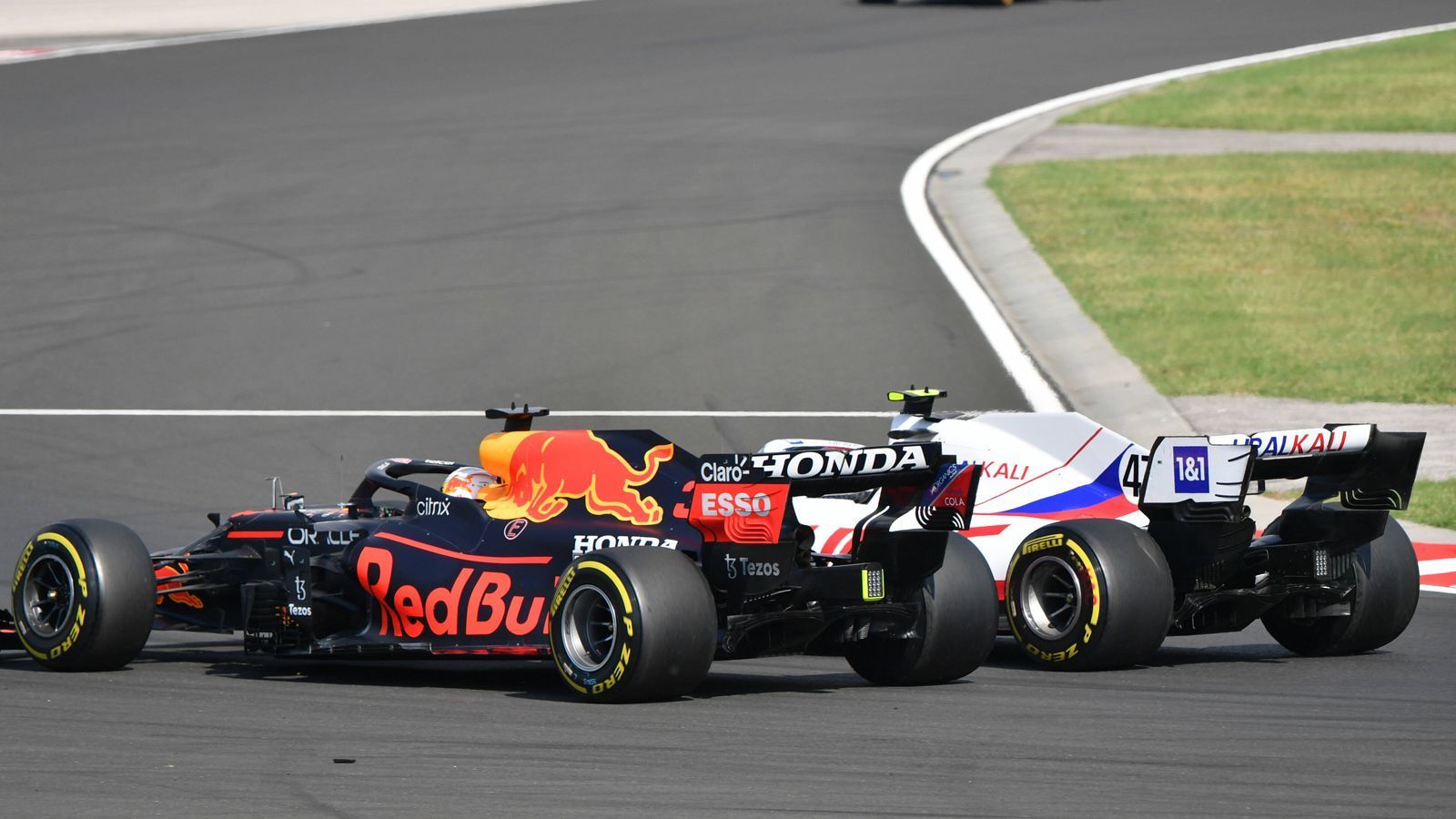 
                <strong>Ungarn ein Highlight</strong><br>
                Das Highlight erlebte er beim jüngsten Chaosrennen in Ungarn, als er zwischenzeitlich in den Punkten fuhr und Max Verstappen im (beschädigten) Red-Bull-Renner lange hinter sich halten konnte. Ein fehlerfreier Auftritt, der nach zahlreichen Ausfällen mit Platz 13 belohnt wurde. Sein bestes Ergebnis in diesem Jahr. "Das hat ein breites Lächeln auf das Team geworfen. Es ist am Ende ein gutes Resultat für uns", sagte er.
              