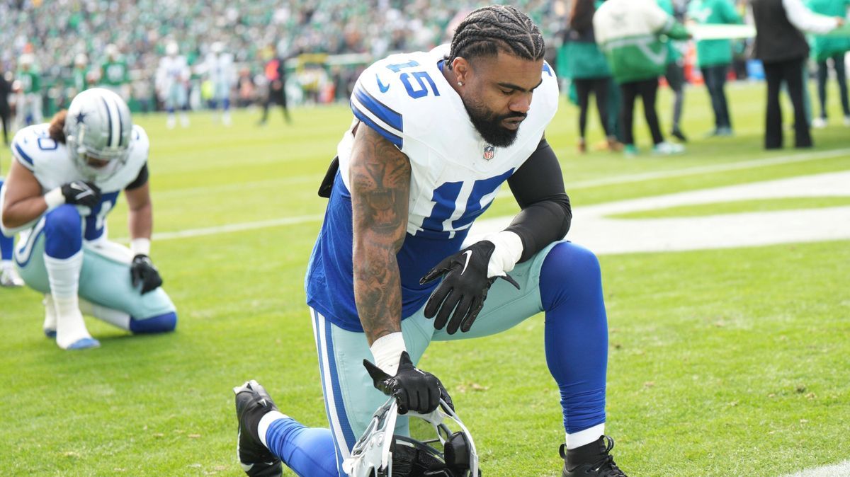 PHILADELPHIA, PA - DECEMBER 29: Dallas Cowboys running back Ezekiel Elliott (15) kneels during the game between the Philadelphia Eagles and the Dallas Cowboys on December 29, 2024 at Lincoln Financ...