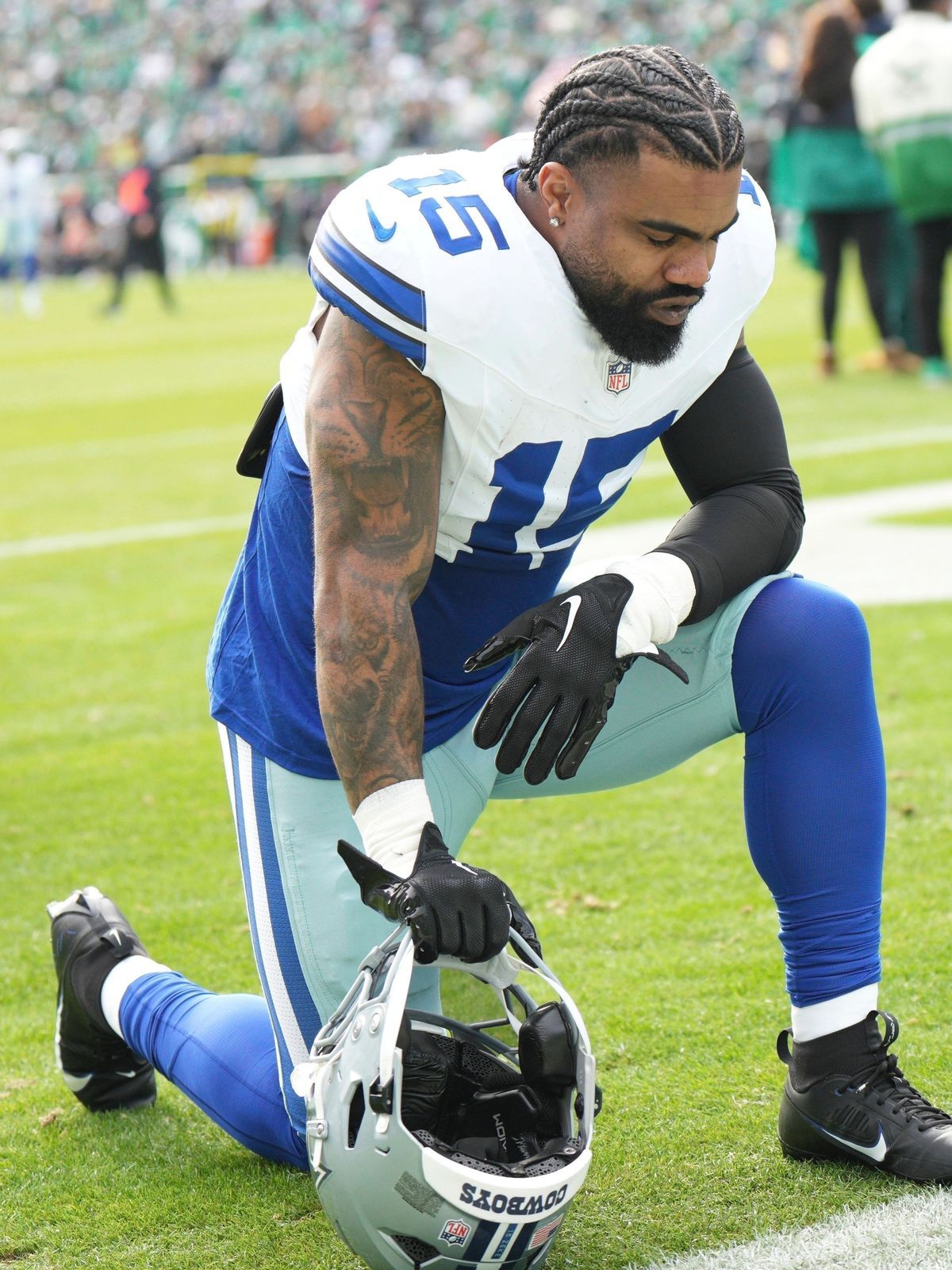 PHILADELPHIA, PA - DECEMBER 29: Dallas Cowboys running back Ezekiel Elliott (15) kneels during the game between the Philadelphia Eagles and the Dallas Cowboys on December 29, 2024 at Lincoln Financ...