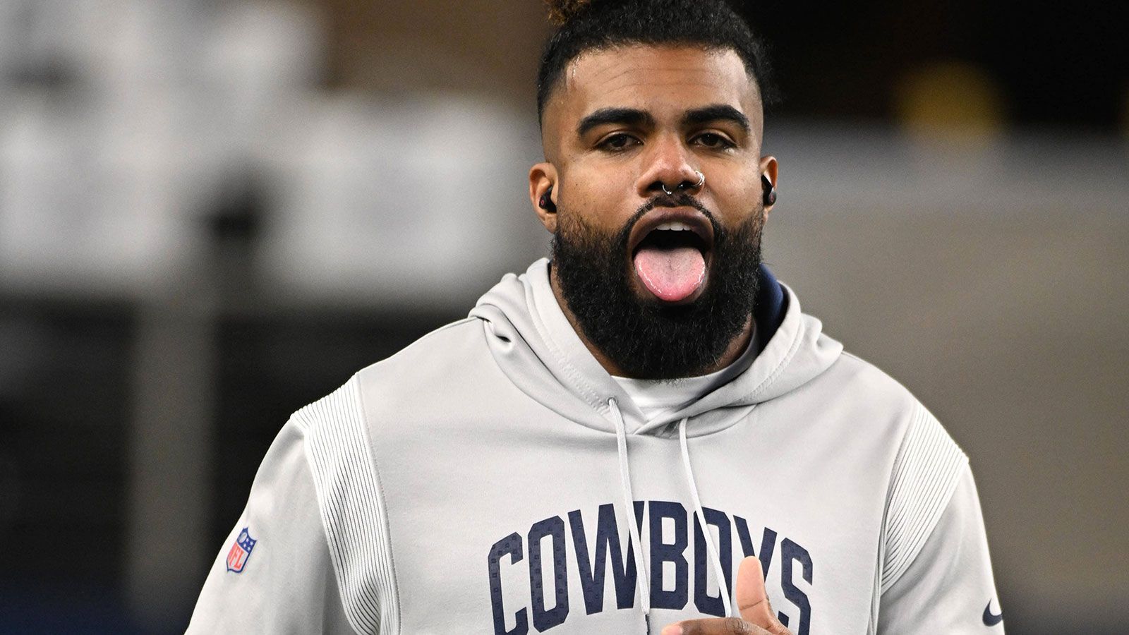 
                <strong>Dallas Cowboys - Ezekiel Elliott</strong><br>
                Die Entlassung von Ezekiel Elliott nach dem 1. Juni steht bereits fest. Die Dallas Cowboys sparen durch die spätere Trennung rund sechs Millionen Dollar mehr in der kommenden Saison als vor dem Stichtag. Mit Tony Pollard steht der Ersatz für den Running Back auch schon in den Startlöchern.&#x2022; Vor dem 1. Juni<br/><br>&#x2022; Nach dem 1. Juni<br/><br>
              