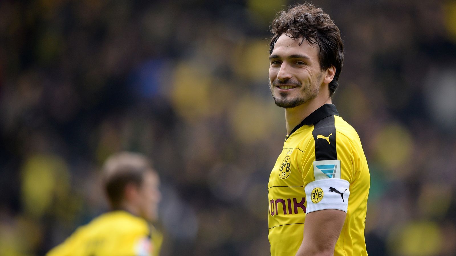 
                <strong>Mats Hummels (Borussia Dortmund)</strong><br>
                Die Rückkehr von Mats Hummels vom FC Bayern zu Borussia Dortmund ist perfekt. Über die Transfermodalitäten vereinbarten die beiden Vereine Stillschweigen, die grundlegende Ablösesumme soll sich jedoch auf rund 31 Millionen Euro belaufen. Diese könnte sich nach übereinstimmenden Medienberichten aber noch auf bis zu 38 Millionen Euro erhöhen. Hummels war im Sommer 2016 für 35 Millionen Euro vom BVB zum Rekordmeister zurückgekehrt, bei dem er bis 2008 ausgebildet worden war. Hummels soll in Dortmund einen Vertrag bis 2022 erhalten.
              