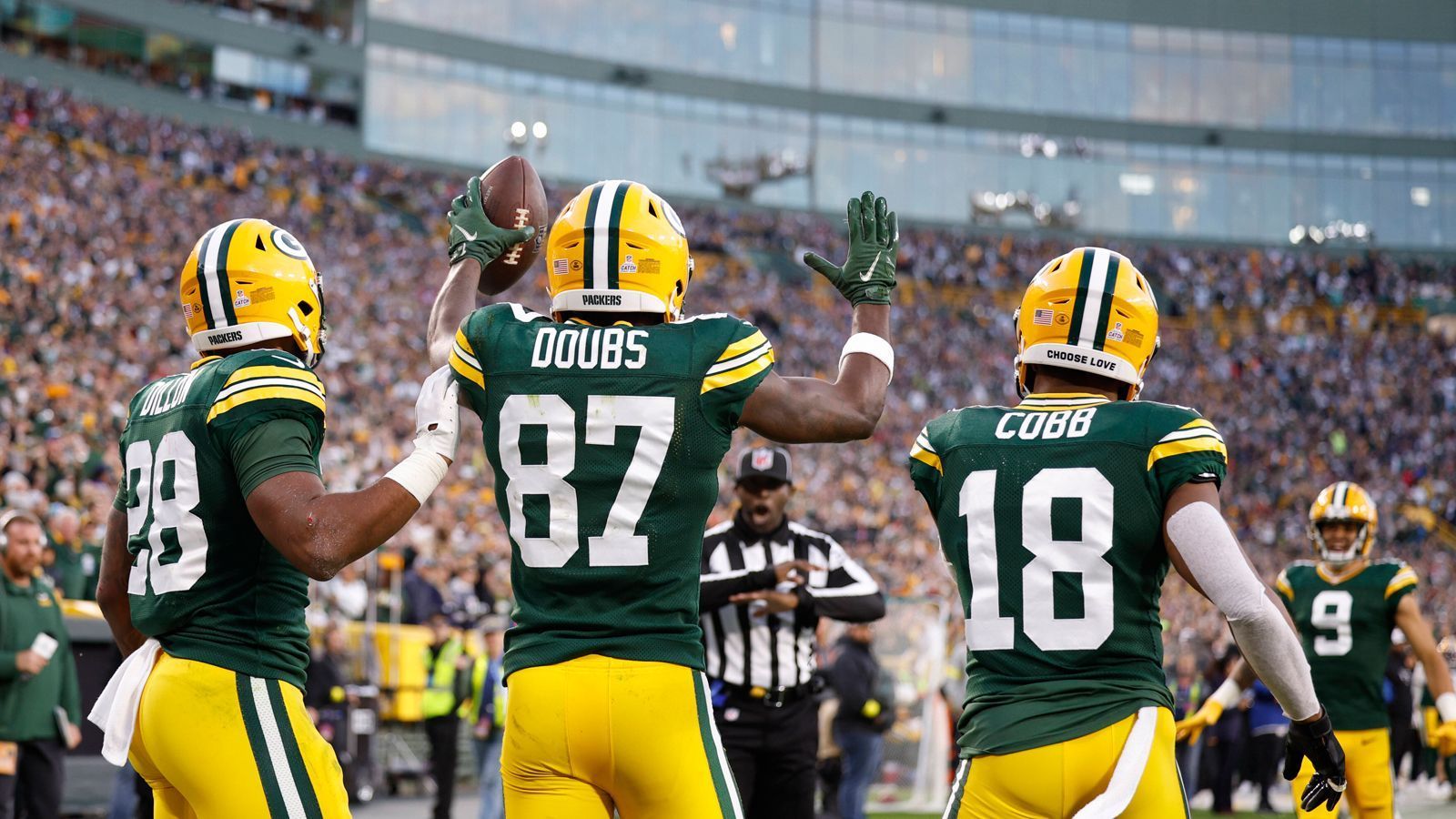 
                <strong>Den aktuellen Receivern vertrauen (interne Lösung)</strong><br>
                Die günstigste aller Varianten wäre wohl, wenn Aaron Rodgers' aktuelle Passempfänger endlich Konstanz in ihre Leistungen bekämen. Veteran Allen Lazard (4 Touchdowns) und Rookie Romeo Doubs (2) haben unter den Wide Receivern bisher die meisten Touchdowns, Christian Watson und Amari Rodgers in dieser Saison noch keine eigenen Erfolgserlebnisse in der Endzone gefeiert. Im weiteren Verlauf der Saison müssen sich alle von ihnen steigern, um das große gemeinsame Ziel, den Super Bowl 57 in Glendale, Arizona, zu erreichen.
              