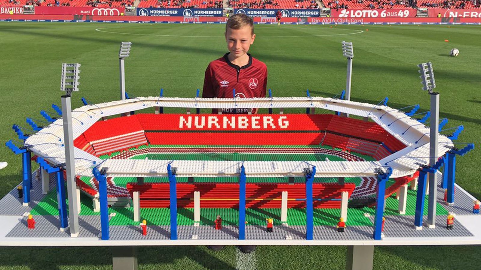 
                <strong>1. FC Nürnberg</strong><br>
                Und Joe ließ sich nicht lange bitten. In der Bundesliga-Saison 2018/2019 brachte er zum Heimspiel des "Club" gegen Hoffenheim den Nachbau des Max-Morlock-Stadions in die Franken-Metropole. 
              