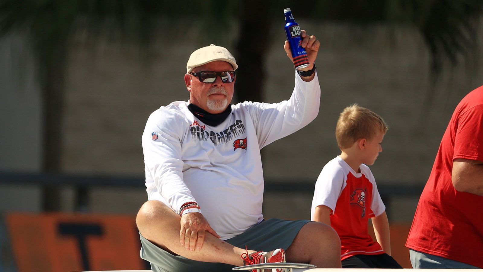 
                <strong>Die Bootsparade der Buccaneers nach dem Super-Bowl-Triumph</strong><br>
                Auch Coach Arians gönnt seiner Kehle eine Erfrischung und prostet den Fans auf dem Trockenen zu.
              