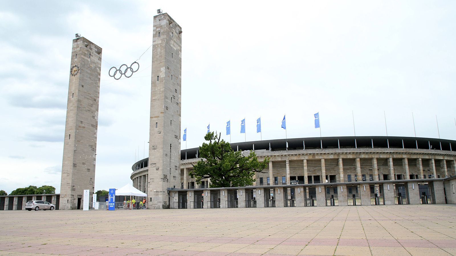 
                <strong>Olympiastadion Berlin </strong><br>
                Die Heimspielstätte von Hertha BSC muss sich keiner Namensänderung unterziehen. Auch bei der EM 2024 wird das "Olympiastadion Berlin", in dem unter anderem das Finale des Turniers stattfinden wird, "Olympiastadion Berlin" heißen.
              