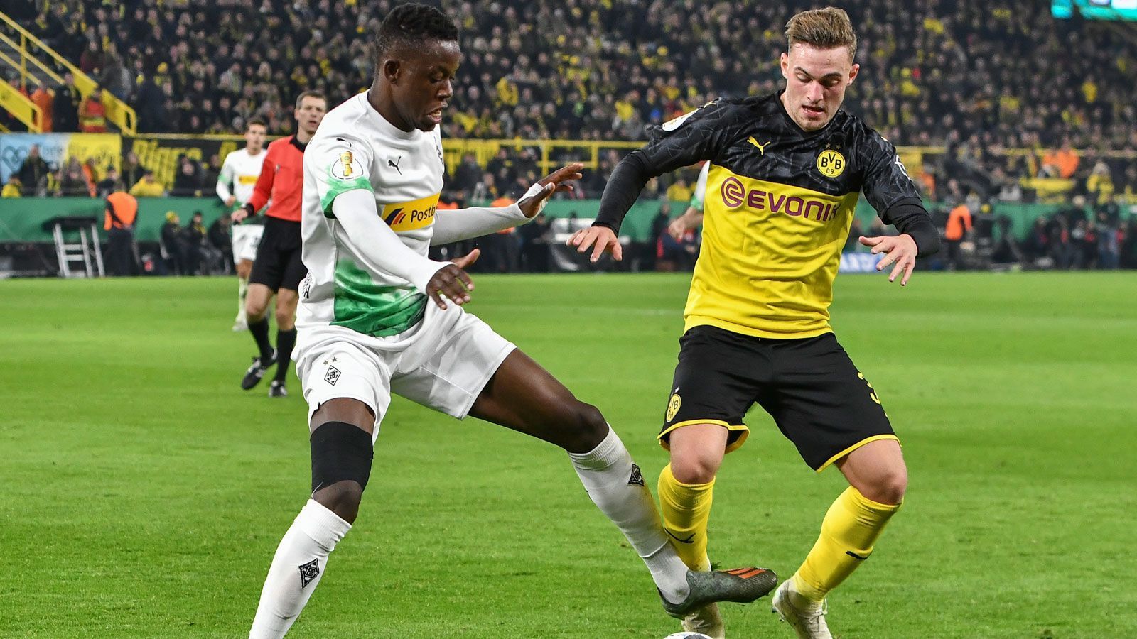 
                <strong>Denis Zakaria (Borussia Mönchengladbach)</strong><br>
                Zakaria unterbindet in der 14. Minute mit einem ausgezeichneten Tackling eine 100-prozentige Torchance von Sancho. Überhaupt ist der Defensivspieler meist zur Stelle, wenn es im eigenen Strafraum brenzlig wird. Er stopf die Löcher in der eigenen Verteidigung, klärt die Situationen sauber und ohne Foul. Einziger Wermutstropfen: Beim Gegentreffer zum 1:2 war Torschütze Brandt in seinem Sichtbereich. ran-Note: 2
              