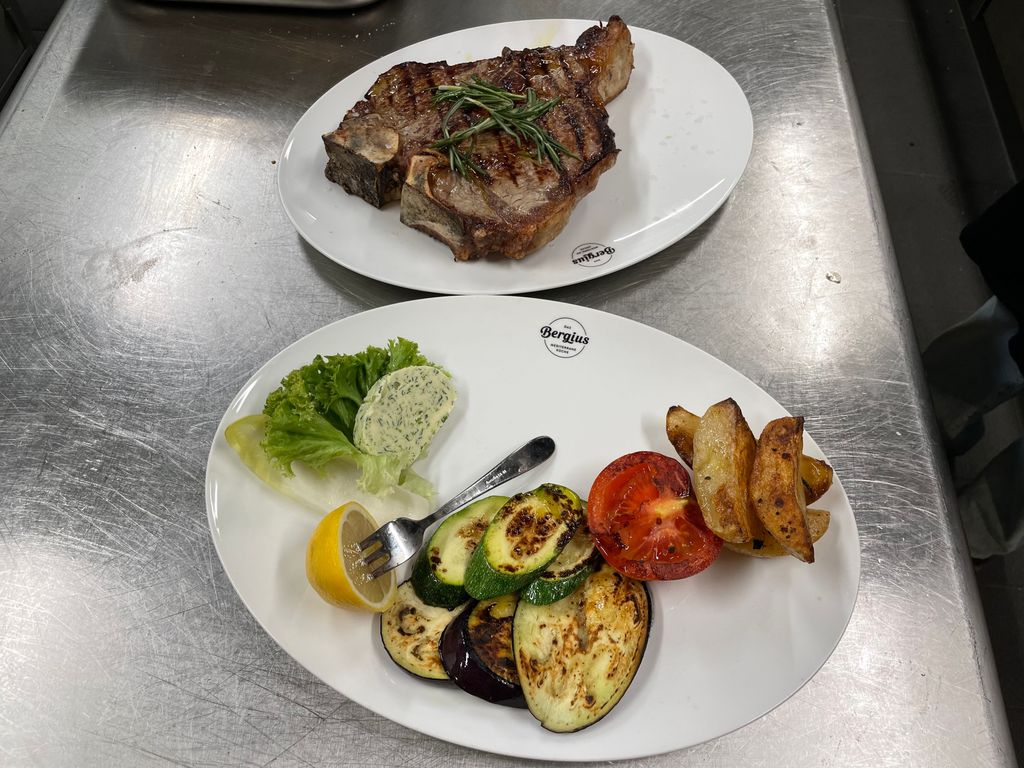 T-Bone Steak mit Rosmarinkartoffeln und Grillgemüse