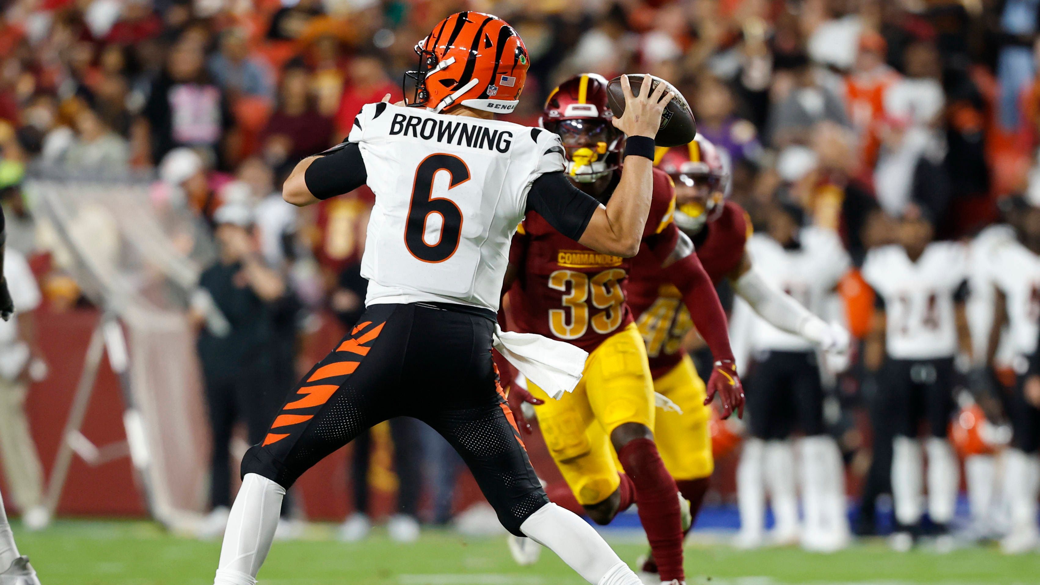 <strong>Jake Browning (Cincinnati Bengals)<br>Alter:</strong>&nbsp;29<br><strong>Draftpick:</strong>&nbsp;Undrafted 2019<br><strong>Jahresgehalt 2025:</strong>&nbsp;1,03 Millionen Dollar<br><strong>Beste Saison:</strong> 2023 bei den Cincinnati Bengals mit 1.936 Passing Yards, 127 Rushing Yards, 15 Touchdowns (3 davon Rushing Touchdowns) und 7 Interceptions in 9 Spielen
