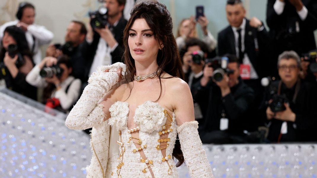 Anne Hathaway erinnerte während der Met Gala 2023 an Amy Winehouse.