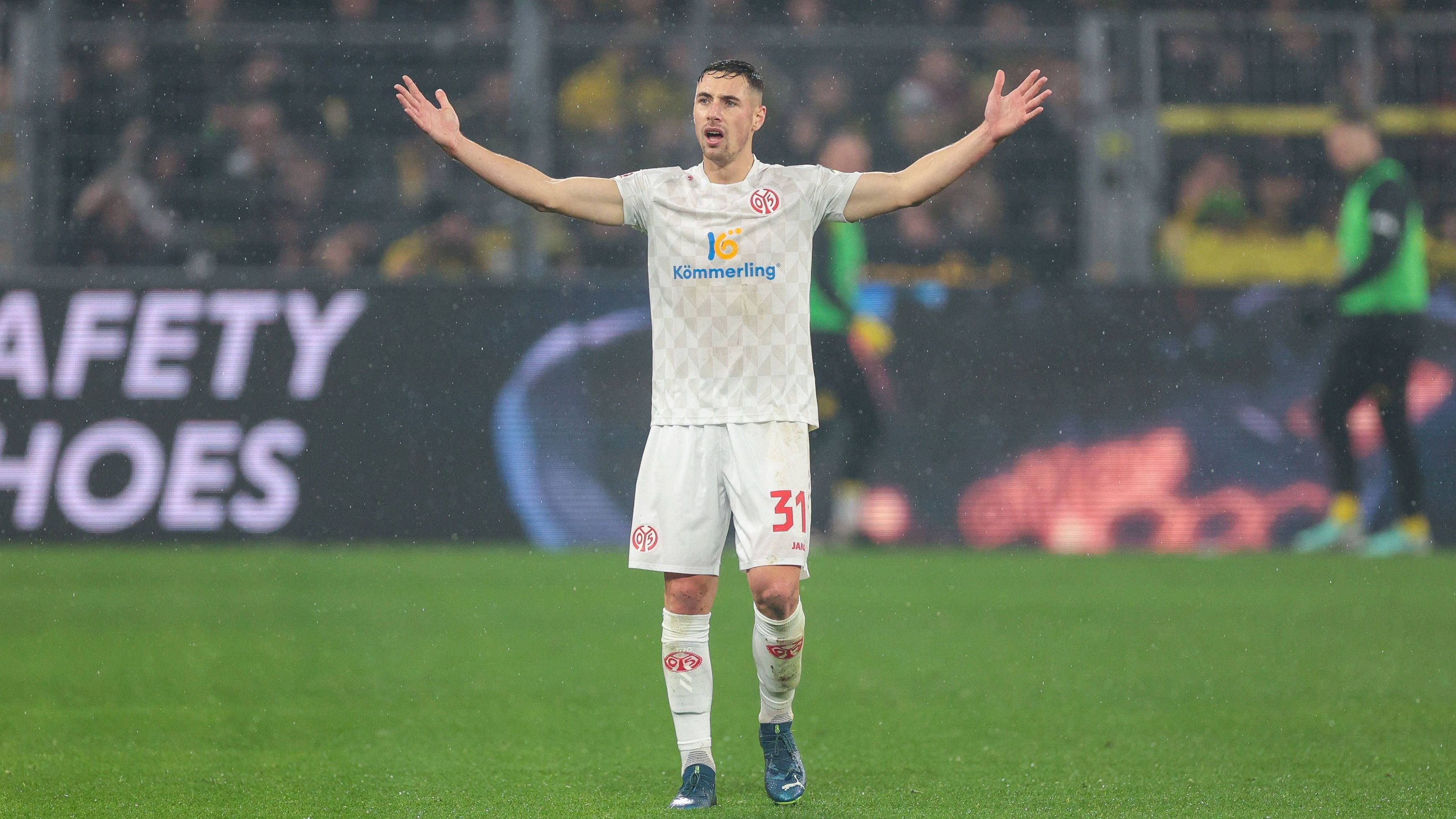 <strong>Dominik Kohr (FSV Mainz 05)</strong><br>Kohr geht ebenfalls konsequent zu Werke, aber nicht immer mit dem finalen Geschick. Doch auch er lässt viel Leidenschaft auf dem Platz, wirft sich in den Abstiegskampf. <strong><em>ran</em>-Note: 3</strong>