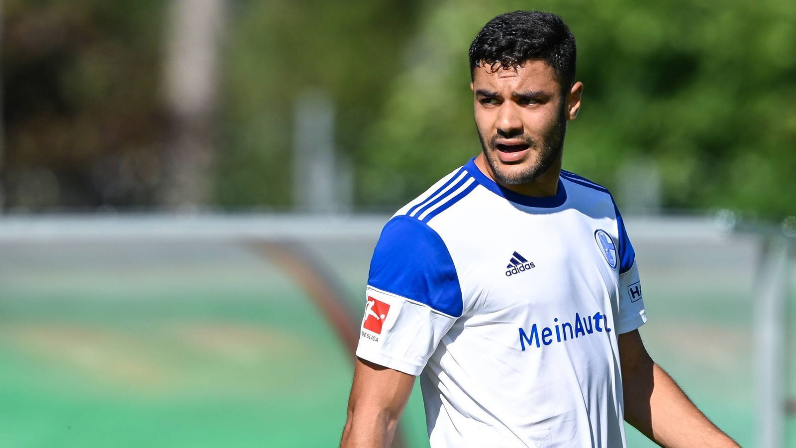 
                <strong>Ozan Kabak (TSG Hoffenheim)</strong><br>
                Ozan Kabak schließt sich der TSG Hoffenheim an. Das gab Kabaks bisheriger Arbeitgeber, der FC Schalke 04, per Pressemitteilung bekannt. Über die Ablösemodalitäten vereinbarten alle beteiligten Parteien Stillschweigen. "Wir sind froh, dass wir für alle Seiten eine faire Lösung finden konnte", erklärte S04-Sportdirektor Rouven Schröder. Kabak war 2019 vom VfB Stuttgart zu den "Knappen" gewechselt und zuletzt noch an den Premier-League-Club Norwich City ausgeliehen. In Hoffenheim unterschreibt der türkische Innenverteidiger einen Vertrag bis 2026.
              