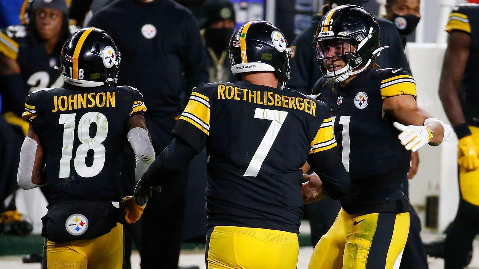 
                <strong>Pittsburgh Steelers</strong><br>
                Die Steelers stehen vor einer ungewissen Zukunft. Quarterback Ben Roethlisberger geht in sein letztes Vertragsjahr, der in Washington gescheiterte Dwayne Haskins wurde mit Perspektive geholt. Die Cornerback-Position ist wohl noch nicht final besetzt. Nach der Entlassung von Steven Nelson und dem Abgang von Mike Hilton fehlt ein klarer Starter. Justin Layne konnte sich in seinen zwei NFL-Jahren bisher nicht entscheidend empfehlen. Im Draft zogen die Steelers Top-Running-Back-Prospect Najee Harris, der die junge Offense (abgesehen von "Big Ben") verstärkt. Auch Zweitrunden-Pick Pat Freiermuth (TE) kann eine echte Bereicherung sein.
              