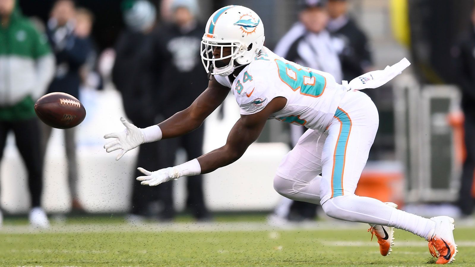 
                <strong>Gewinner: Isaiah Ford (New England Patriots)</strong><br>
                Isaiah Ford war Teil eines eher ungewöhnlichen Trades, so wechselte er von einem AFC-East-Team zum direkten Rivalen: Die New England Patriots verpflichteten den flinken Receiver für einen Sechstrundenpick (2022) aus Miami. In Foxborough soll Ford nach der Verletzung von Julian Edelman die Position des Slot-Receivers ausfüllen, bei den Dolphins gelangen ihm dieses Jahr so immerhin 184 Receiving Yards. Da die Patriots auch sonst ohne einen echten Top-Receiver auskommen müssen, könnte Ford nun auf sich aufmerksam machen und ein wichtiger Passempfänger für Cam Newton werden.
              