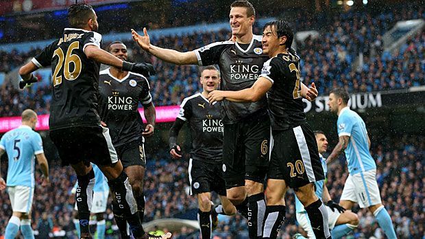 
                <strong>ManCity im Ettihad Stadium entzaubert</strong><br>
                Wenig später wird der FC Arsenal von der Tabellenspitze gestoßen und binnen fünf Tagen beweisen die "Foxes", dass sie die ganz Großen ärgern können: Einem 2:0 über den FC Liverpool von Jürgen Klopp folgt das 3:1 bei Manchester City. Doppeltorschütze? Na klar, Huth-Huth-Huth! Nun liegt der Underdog schon fünf Punkte vor den ärgsten Verfolgern.
              