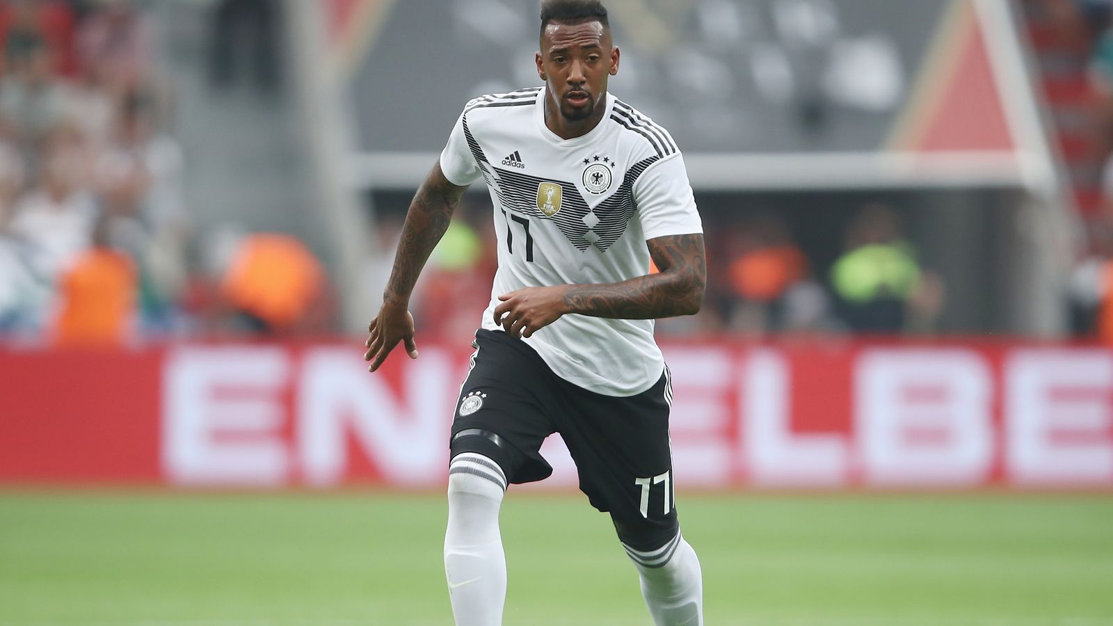 
                <strong>Innenverteidiger: Jerome Boateng</strong><br>
                Eigentlich würde ich Boateng - und seiner Muskulatur - gerne noch ein Spiel Pause gönnen. Zu groß ist das gefühlte Risiko einer erneuten Verletzung. Die Eindrücke der vergangenen Woche haben mich umgestimmt: Die Wackel-Abwehr muss sich schleunigst finden und dabei zählt jedes Spiel. Bei einer Verletzung springt Niklas Süle ein.
              