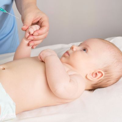 Baby und eine Frau mit Spritze