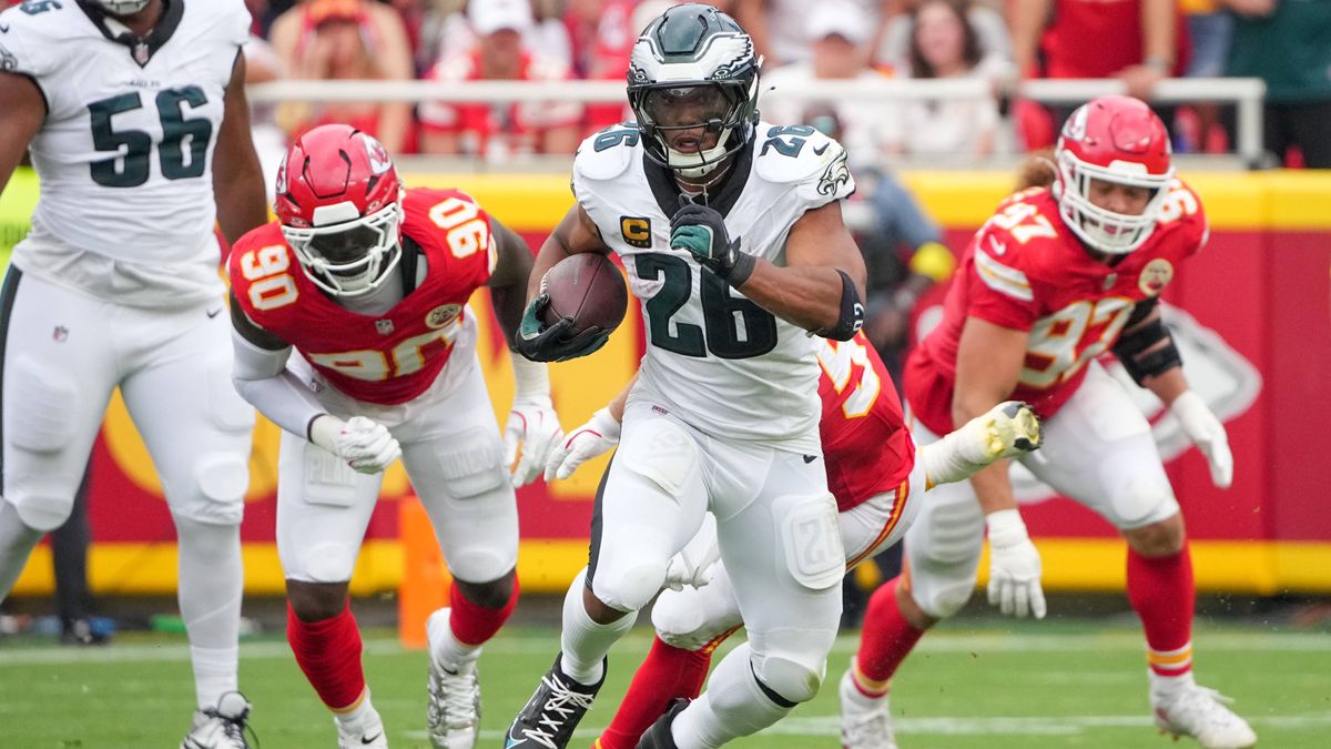NFL, American Football Herren, USA Philadelphia Eagles at Kansas City Chiefs Sep 14, 2025; Kansas City, Missouri, USA; Philadelphia Eagles running back Saquon Barkley (26) carries the ball against ...