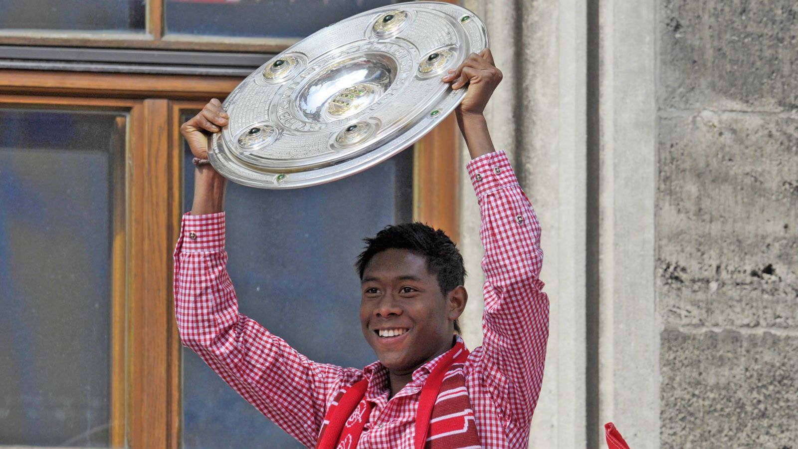 
                <strong>Der Titel-Hamster</strong><br>
                David Alaba ist nicht nur auf Rekordjagd was die Anzahl der Spiele angeht, auch seine Titelsammlung ist beeindruckend. Sollte er nochmal bei den Bayern verlängern, hätte er gute Chancen, der Spieler mit den meisten Meisterschaften in der Geschichte der Bundesliga zu werden. Seine erste Meisterschaft feierte er direkt in seiner Debüt-Saison 2010. Schon damals bewies er große Qualitäten als Feierbiest und spielte sich so mit seiner sympathischen Art in die Herzen der Fans. Mit seinem Wiener "Schmäh" sorgte er auch in Interviews für großes Gelächter. Insgesamt kommt er auf acht Deutsche Meisterschaften, fünf Triumphe im DFB-Pokal und einen Champions-League-Titel. 
              