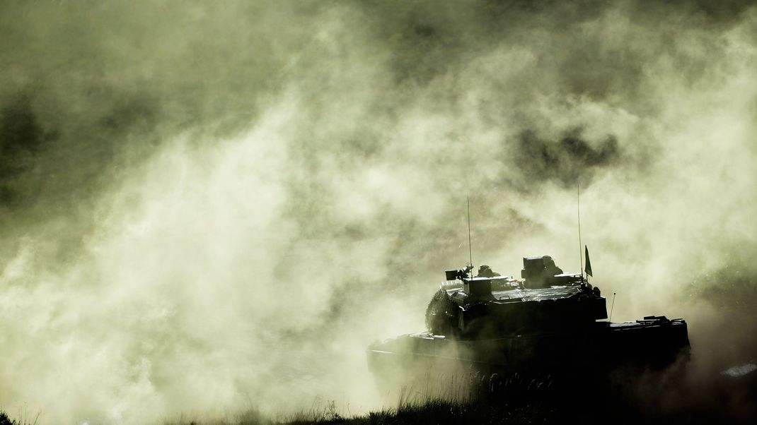 Ein Kampfpanzer Leopard 2 schießt während einer Bundeswehrübung.