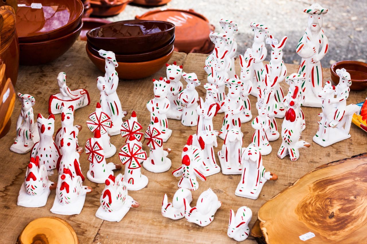Siurells: Die bemalten Ton-Figuren mit integrierter Pfeife dienen als Zier-Gegenstände, Spielzeug oder Andenken an Feierlichkeiten.