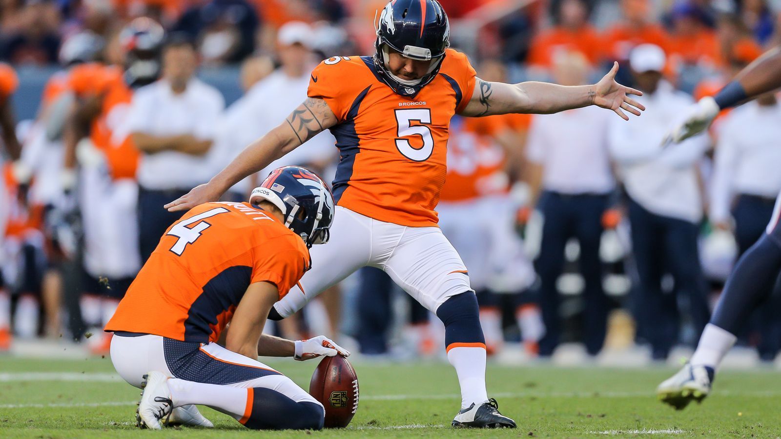 <strong>Matt Prater - 64 Yards</strong><br>Als Kicker der Denver Broncos gelang Matt Prater am 8. Dezember 2013 das bis dahin längste Field Goal der NFL-Geschichte. Drei Sekunden vor der Pause lagen die Broncos gegen die Tennessee Titans mit vier Punkten im Rückstand, Prater verwandelte aus 64 Yards und brachte die Broncos auf einen Zähler ran. Am Ende hieß es 51:28 für Denver.
