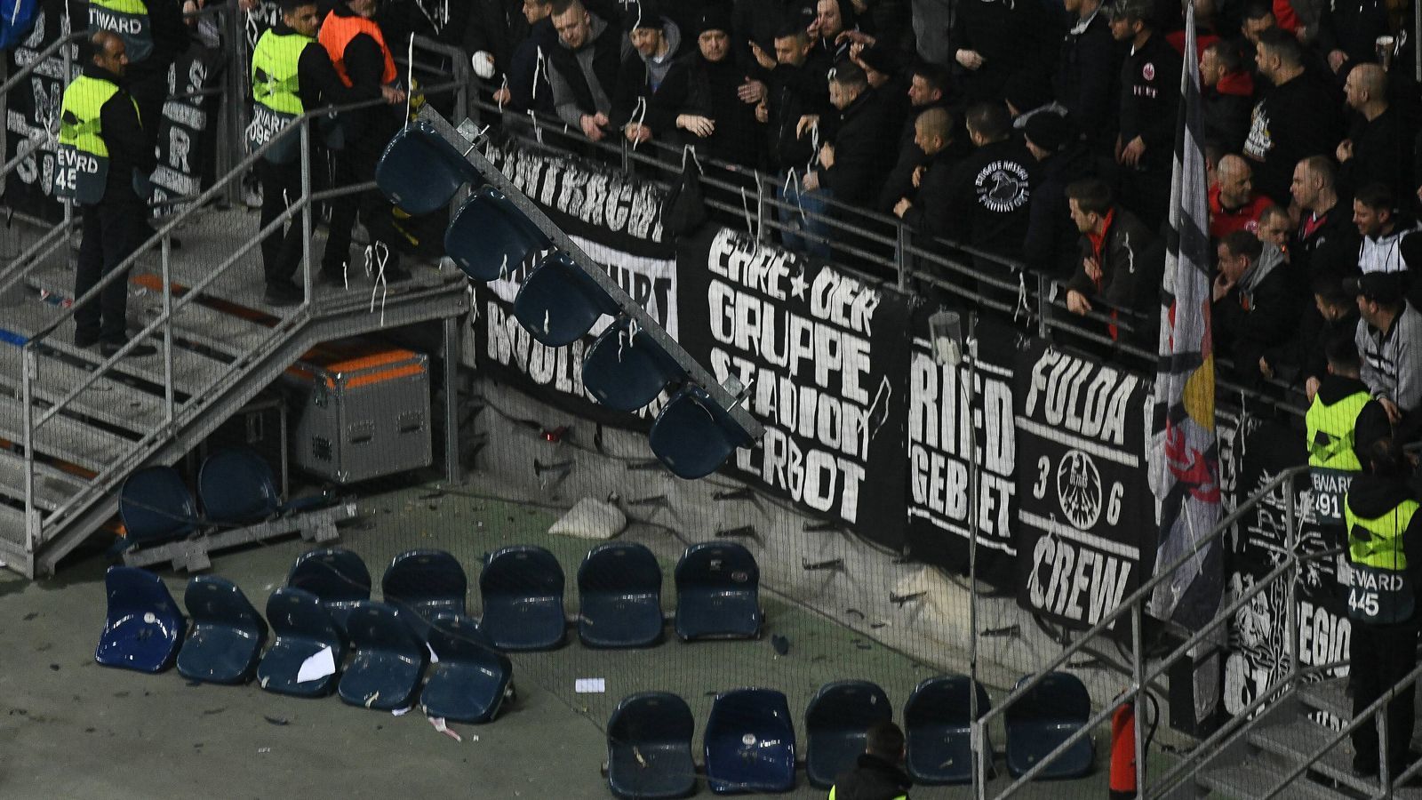 
                <strong>Protest gegen Polizeieinsatz: Frankfurt-Fans zerstören eigene Choreo</strong><br>
                Hier ist zu sehen, wie das Inventar der Arena in Mitleidenschaft gezogen wurde. Die Frankfurter-Fans sind für ihre Choreos bei Europapokal-Spielen bekannt (Galerie: die besten Choreos der Eintracht-Fans).
              