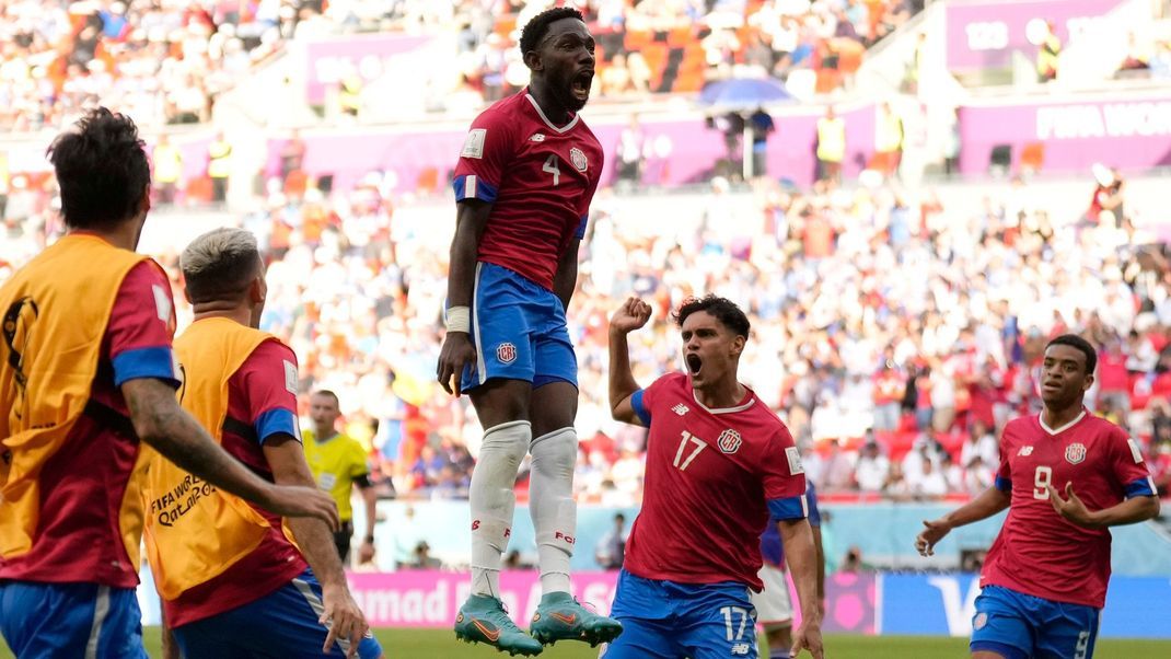 Costa Rica hält Deutschland mit einem Sieg gegen Japan im WM-Spiel.