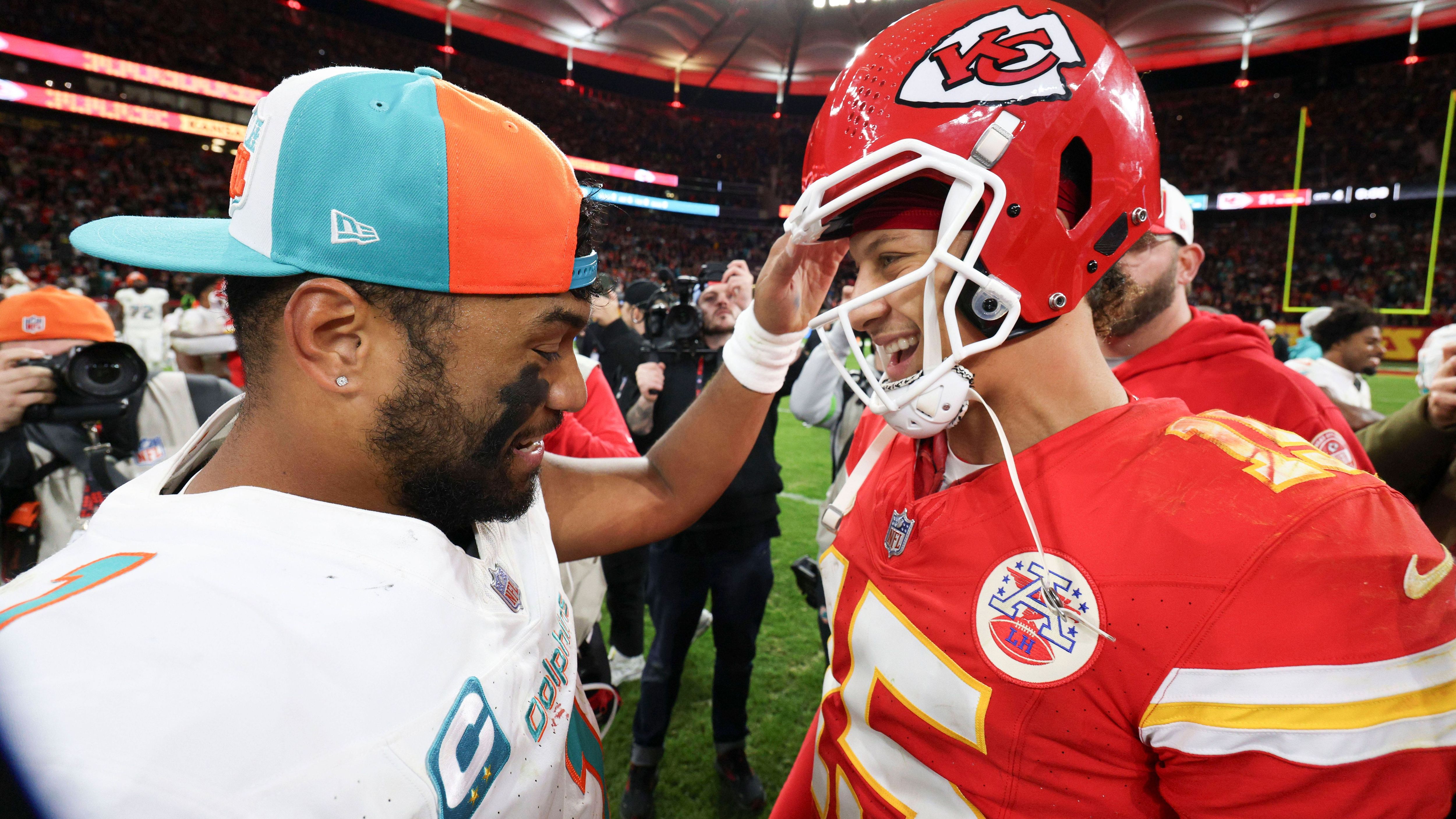 <strong>Dolphins (AFC #6) at Chiefs (AFC #3): Sieg Chiefs</strong> <br>Die Dolphins befinden sich im Abwärtstrend. Tua Tagovailoa hat seit November nicht mehr über 300 Passing Yards in einem Spiel geworfen, Tyreek Hill blieb in den vergangenen vier Spielen jeweils unter 100 Receiving Yards. In der Defense fehlt Top-Cornerback Xavien Howard. Dieses Miami gewinnt kein Playoff-Spiel – Sieg für Kansas City.