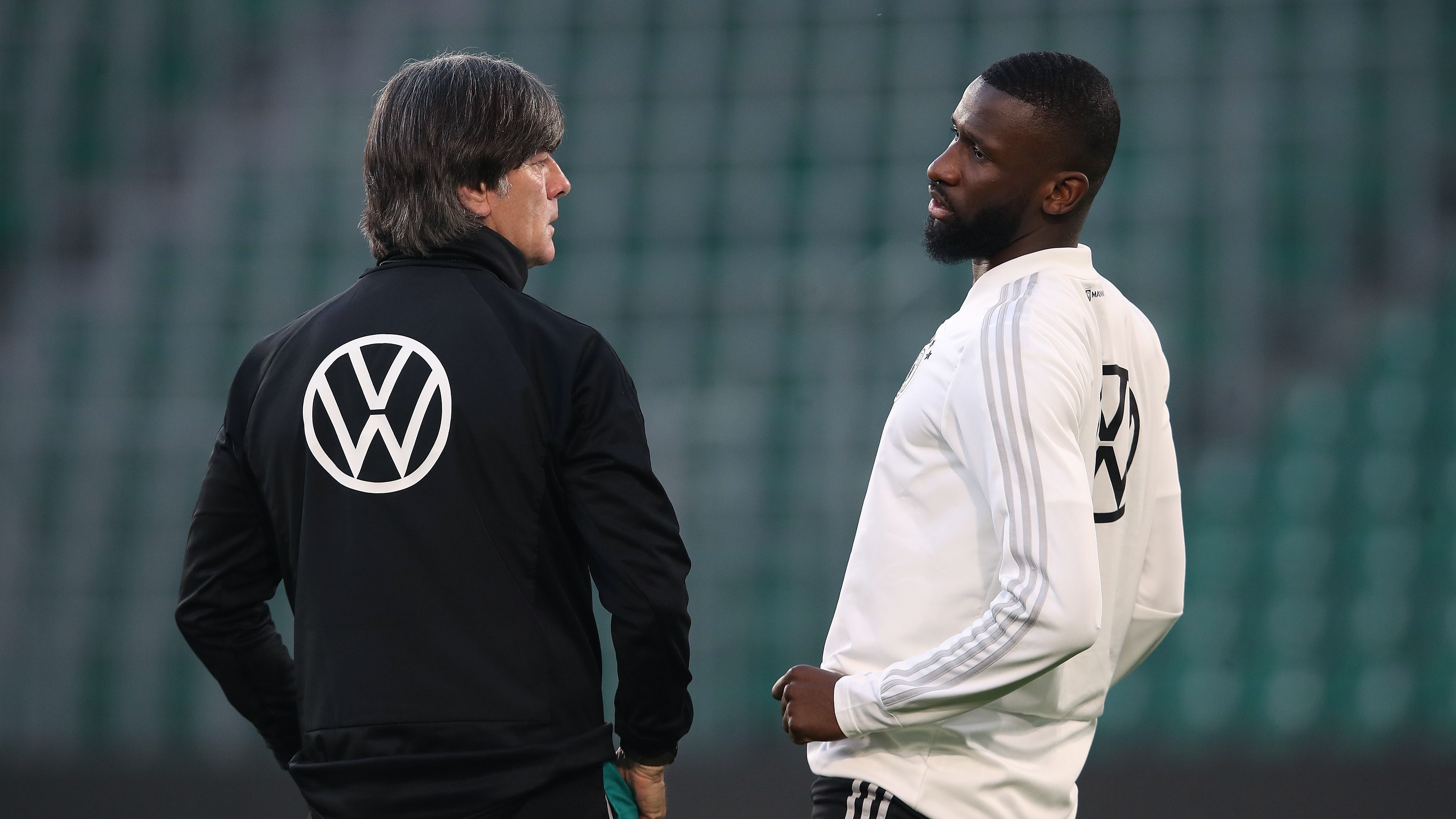 
                <strong>Linker Innenverteidiger: Antonio Rüdiger</strong><br>
                In der Abwehr muss Löw ebenfalls auf Chelsea-Star Rüdiger verzichten, der derzeit mit Leistenproblemen zu kämpfen hat.
              